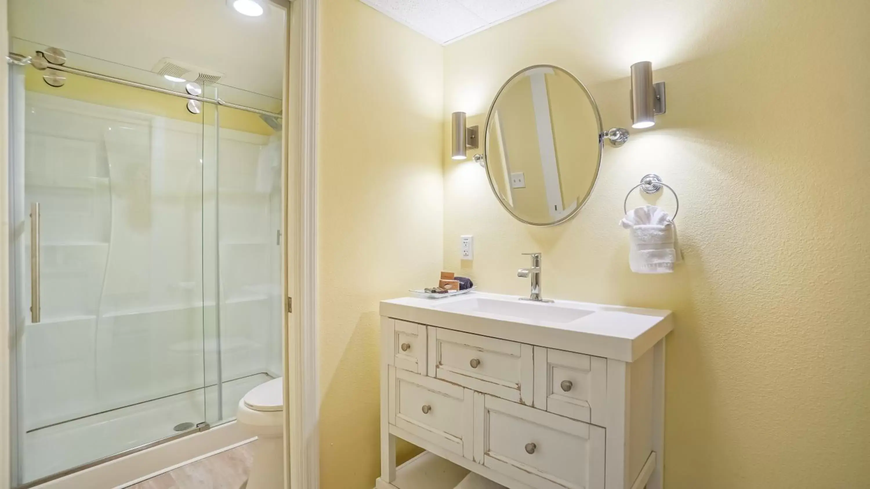 Shower, Bathroom in Glunz Ocean Beach Hotel and Resort