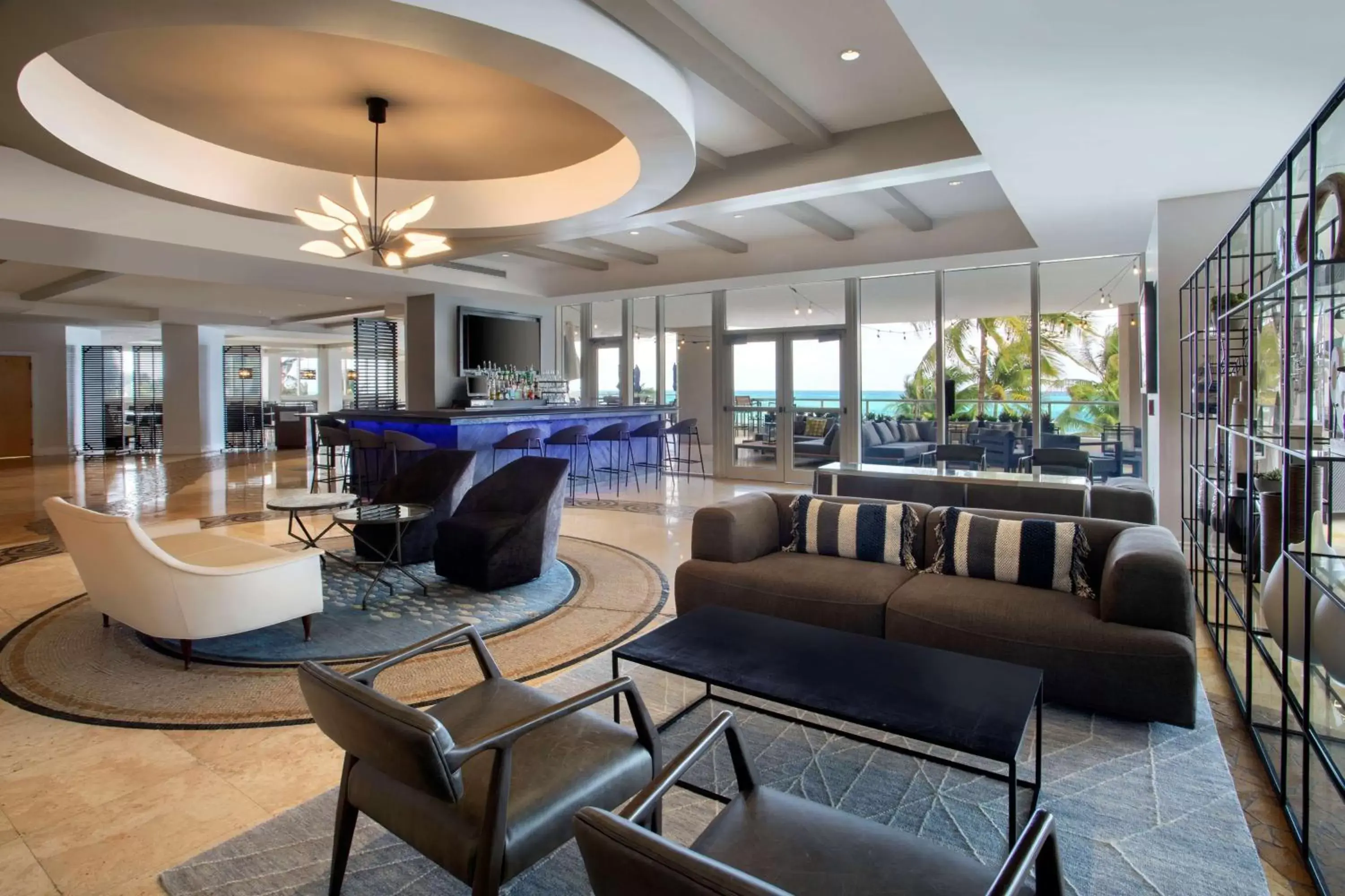 Lobby or reception, Lounge/Bar in DoubleTree by Hilton Ocean Point Resort - North Miami Beach