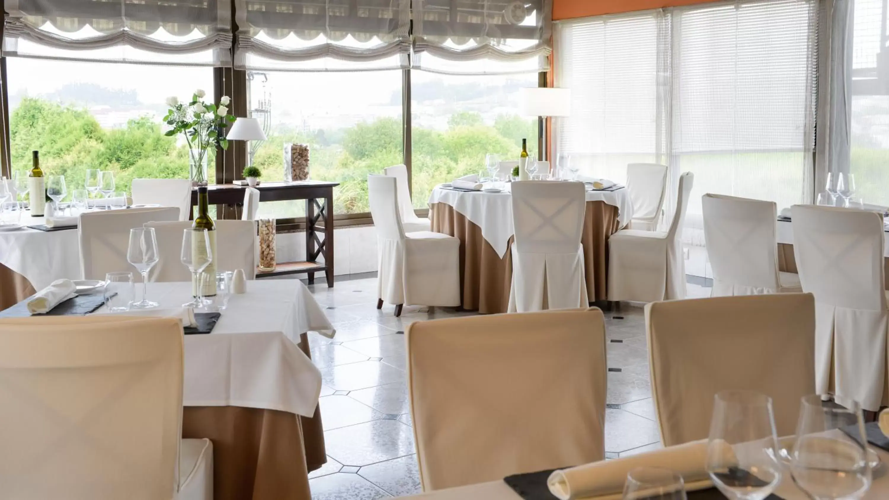 Restaurant/places to eat, Banquet Facilities in Hotel Santiago Apóstol