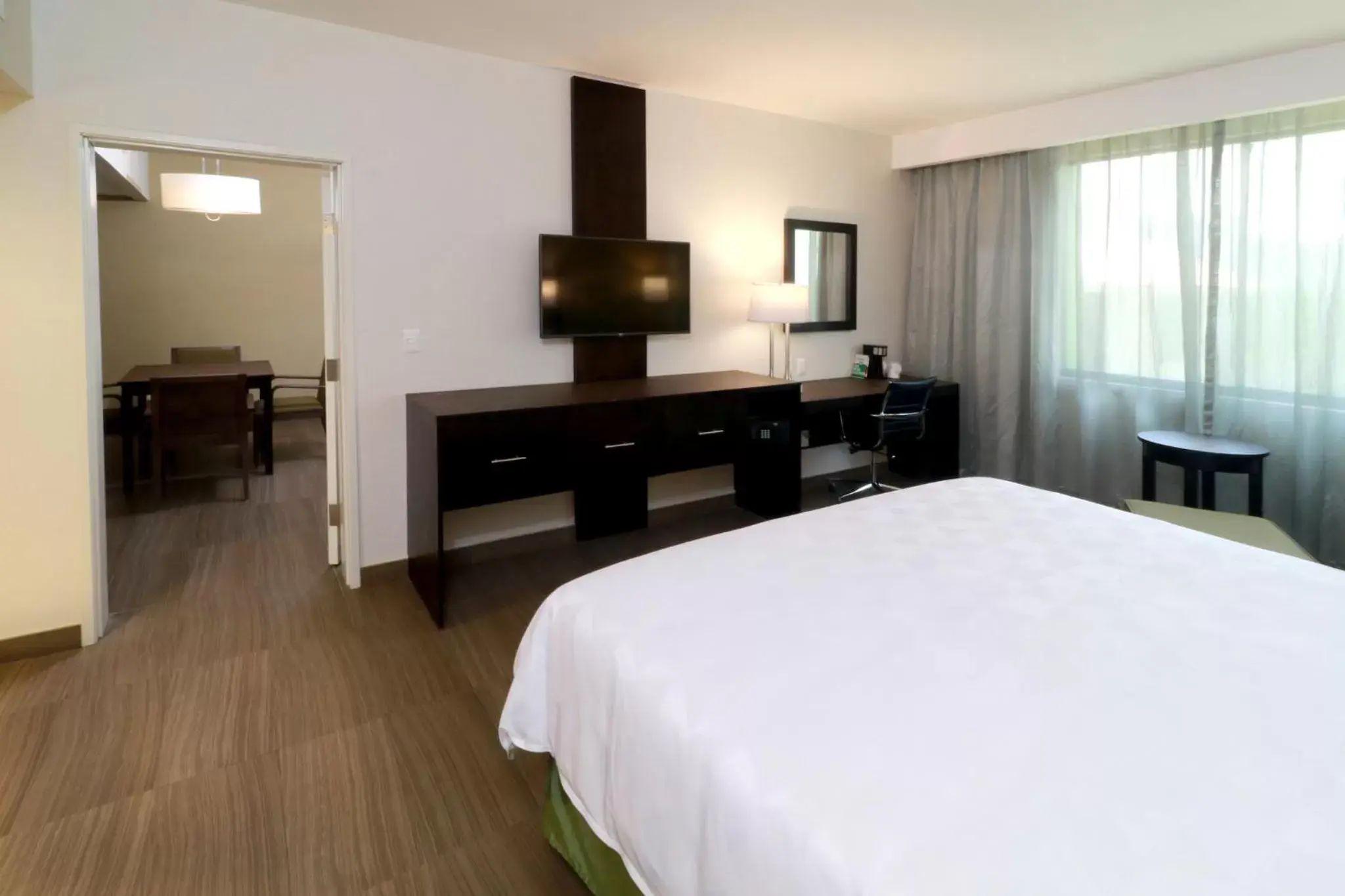 Bedroom, TV/Entertainment Center in Holiday Inn Tampico-Altamira, an IHG Hotel