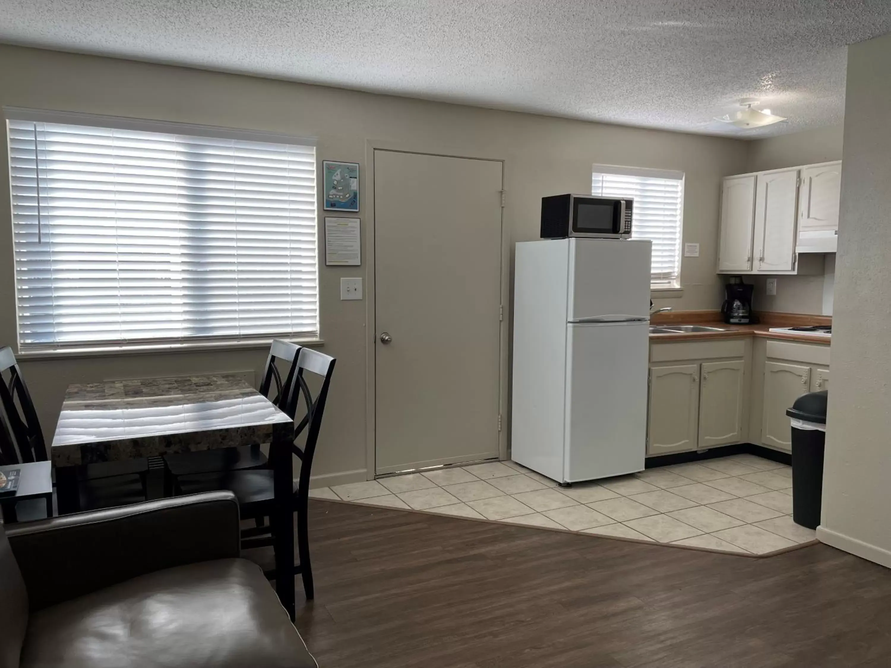 Kitchen/Kitchenette in Sunset Beach Resort