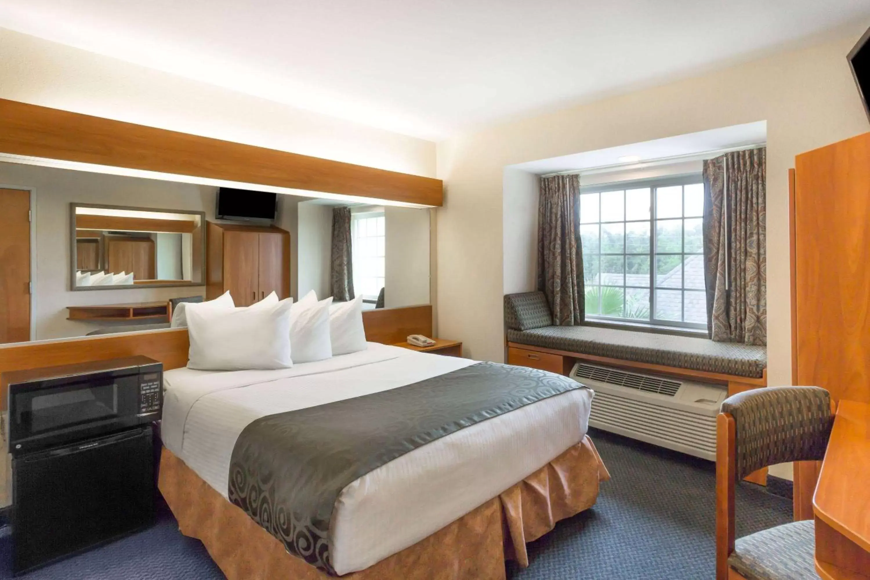 Photo of the whole room, Bed in Microtel Inn & Suites by Wyndham of Houma