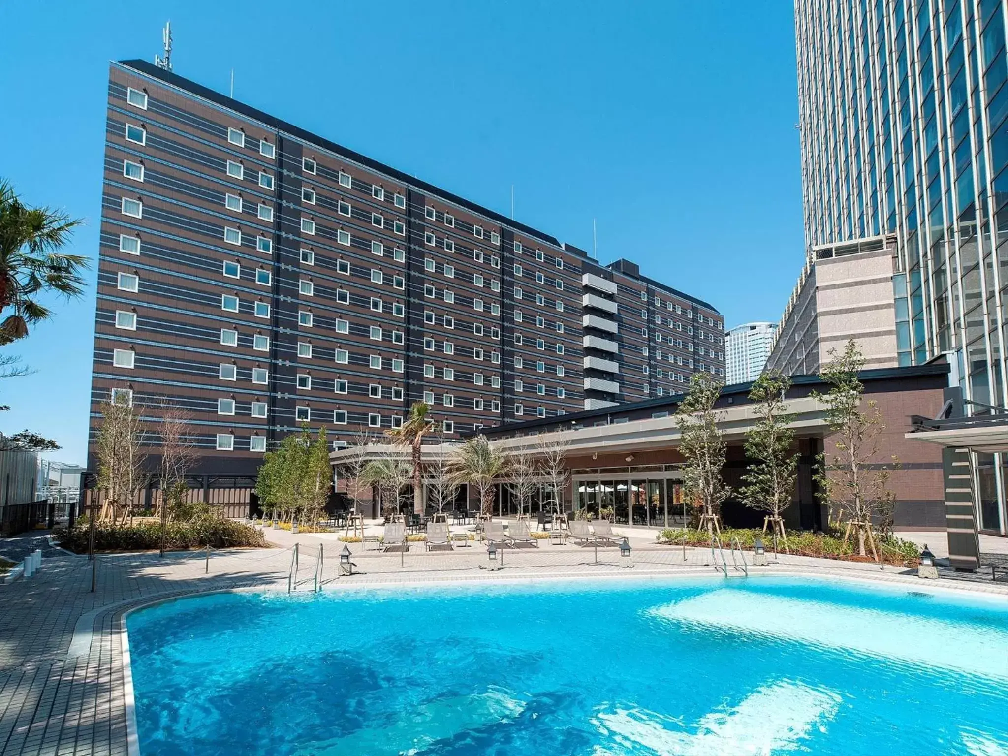 Swimming pool, Property Building in APA Hotel & Resort Tokyo Bay Makuhari
