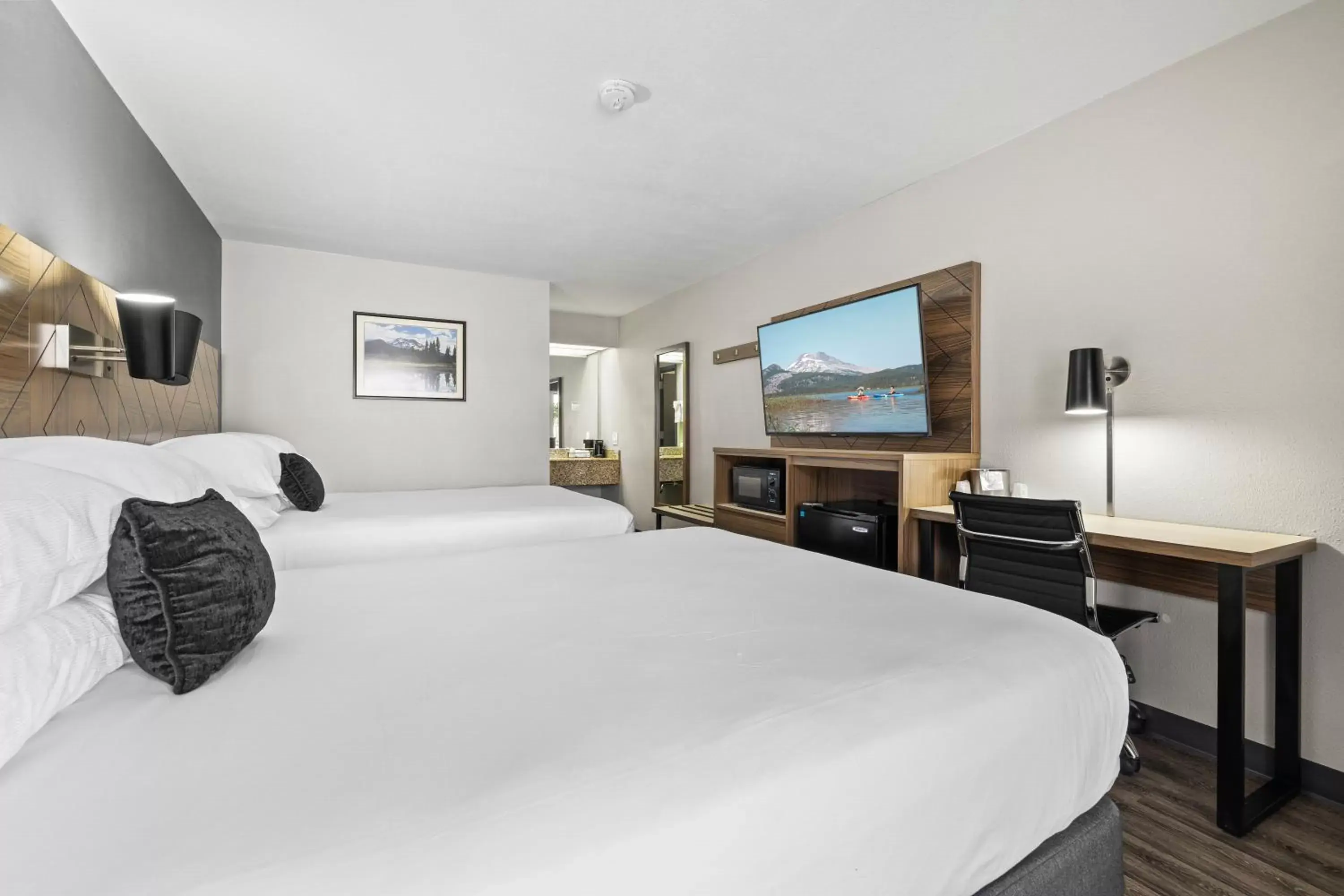 Bedroom, Bed in Red Lion Inn & Suites Deschutes River - Bend Bedroom, Bed in Red Lion Inn & Suites Deschutes River - Bend