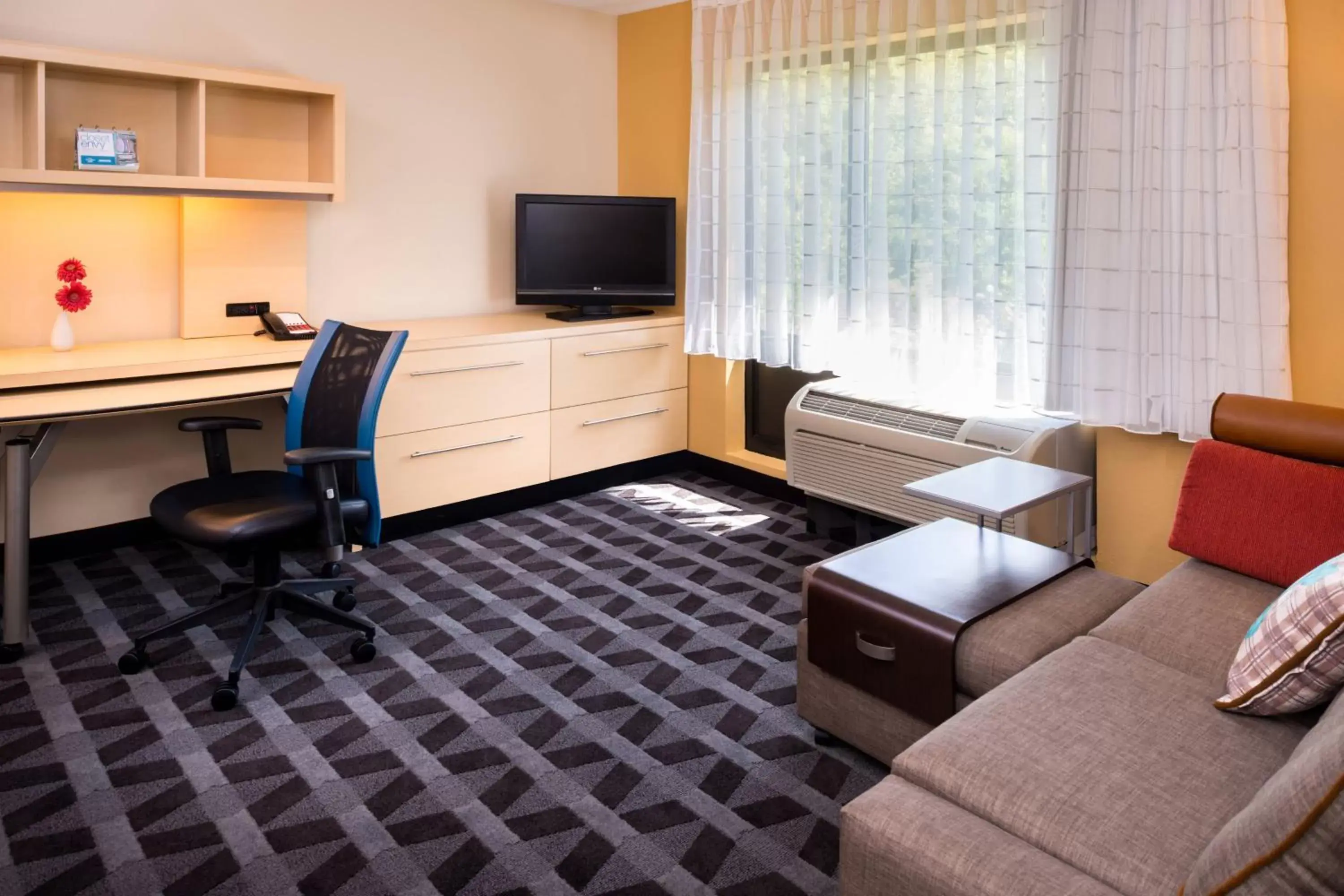 Bedroom, TV/Entertainment Center in TownePlace Suites Huntington