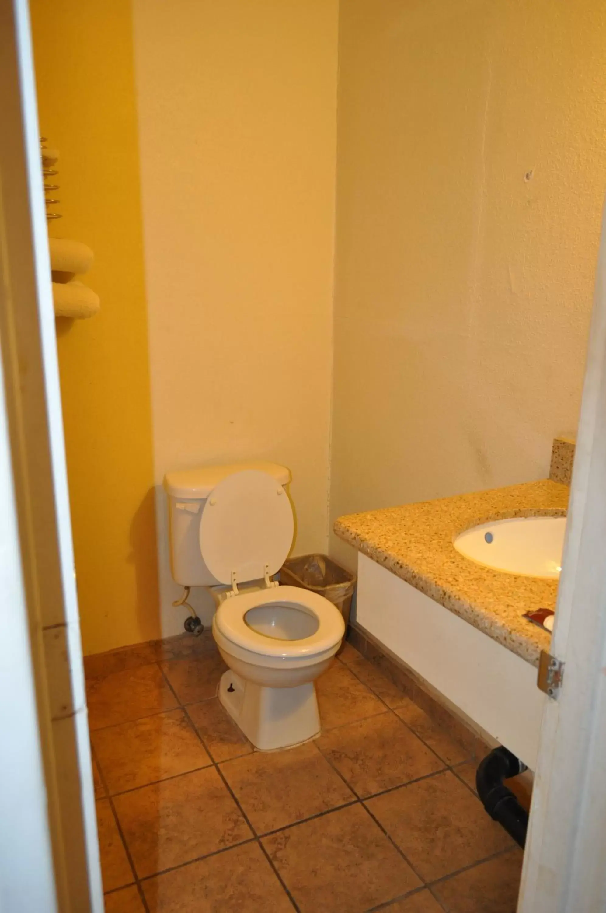 Bathroom in California Suites Motel