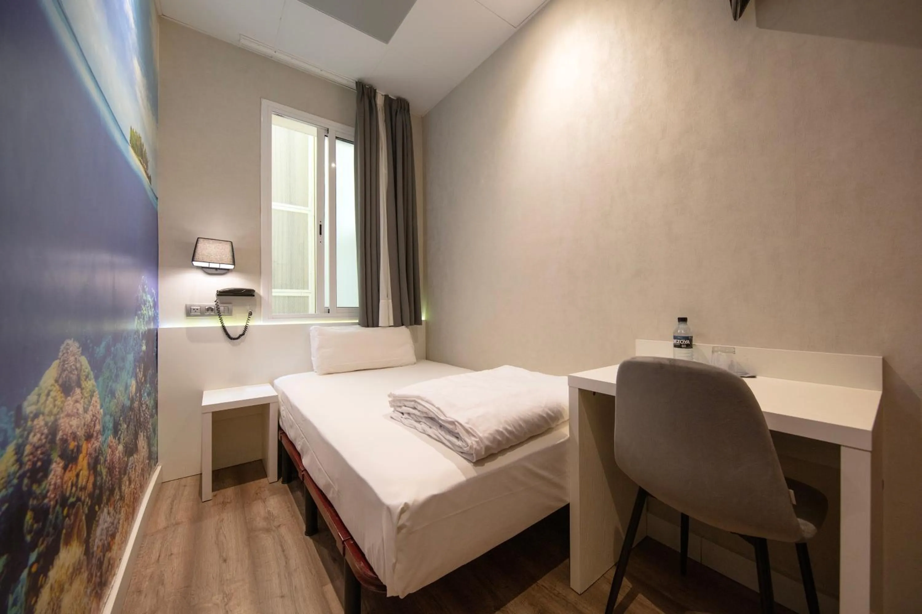 Photo of the whole room, Bed in Standbyme Ramblas