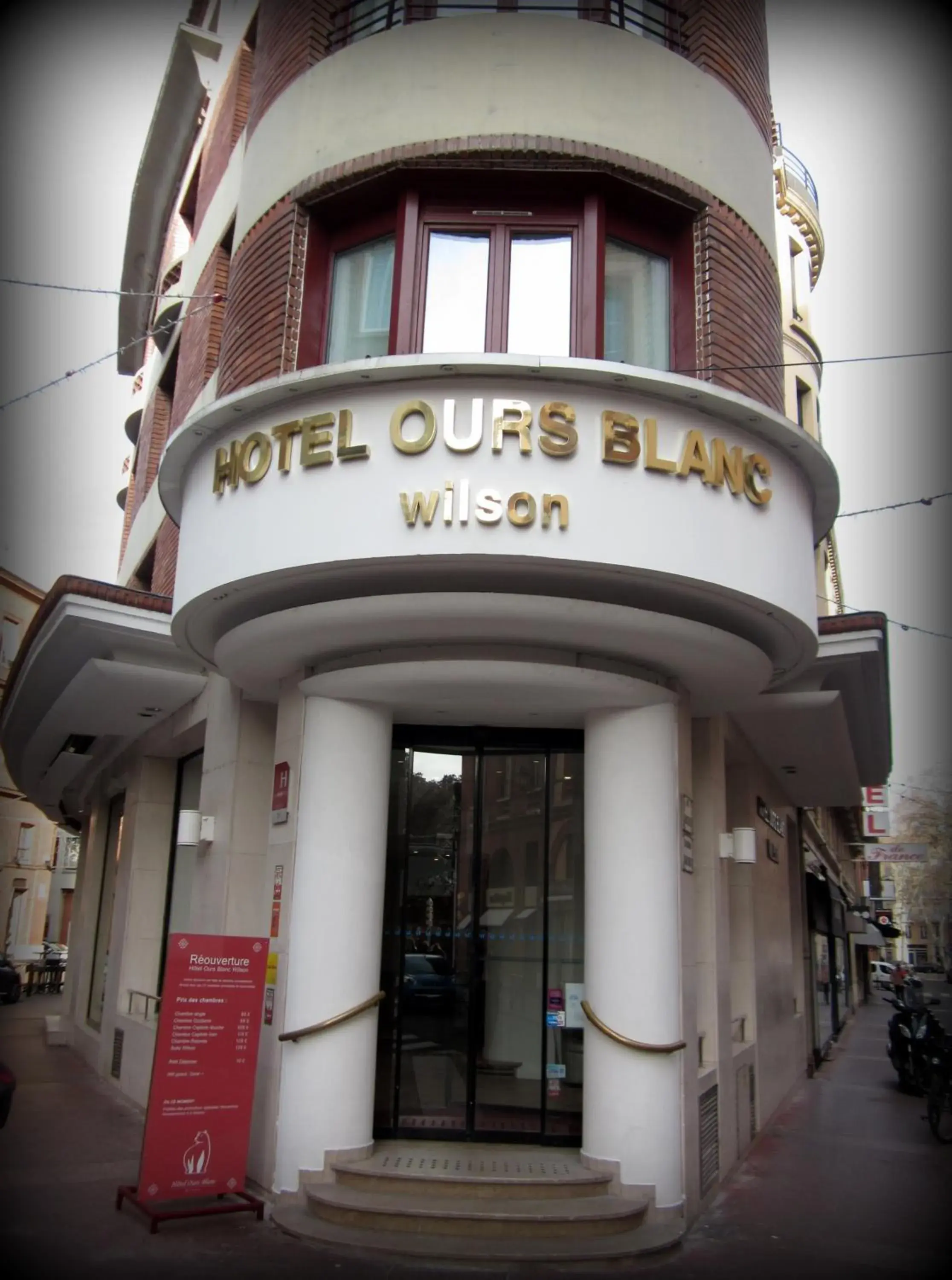 Facade/entrance in Hotel Ours Blanc - Wilson