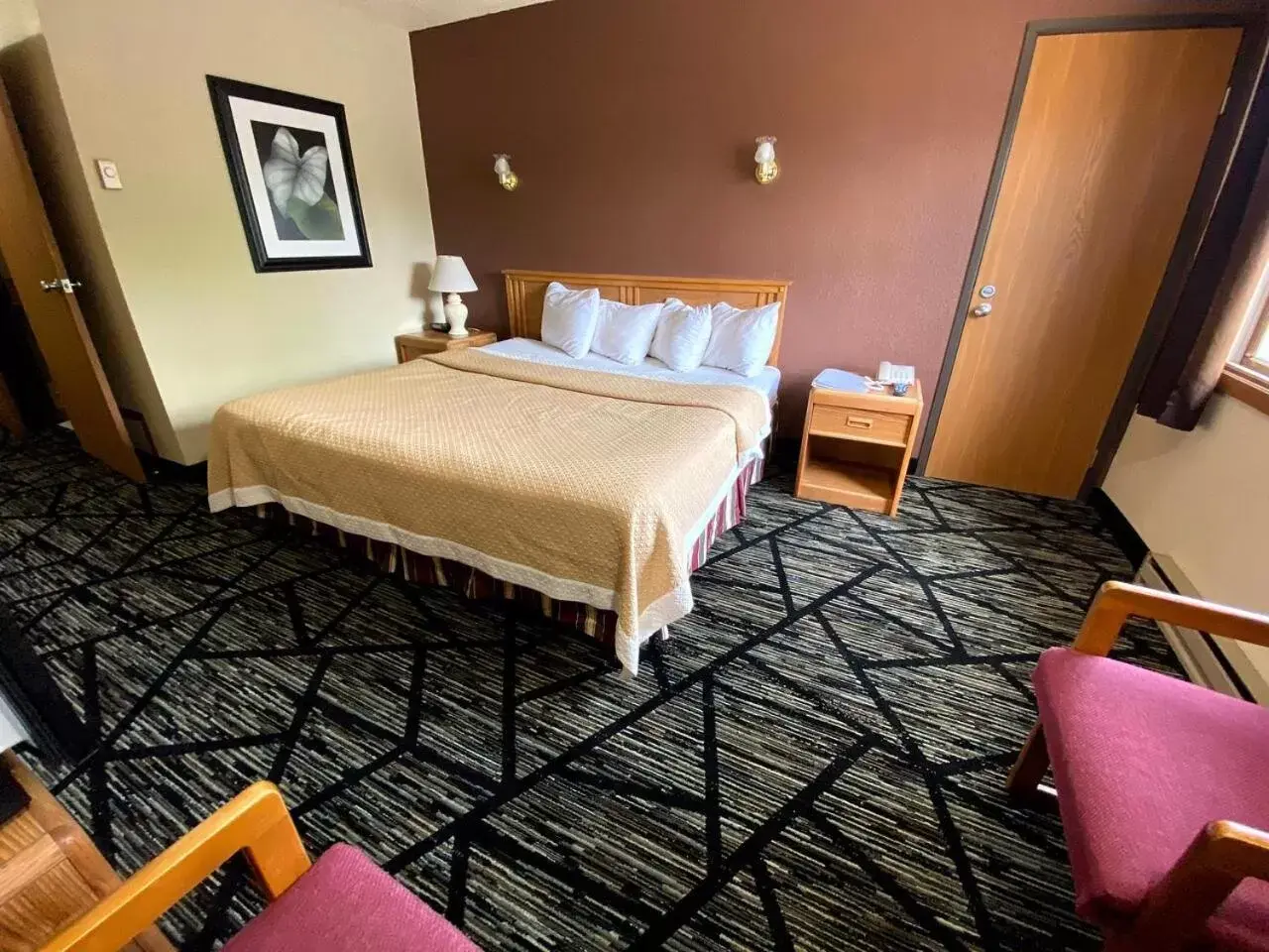 Standard King Room in Woodland Inn & Suites