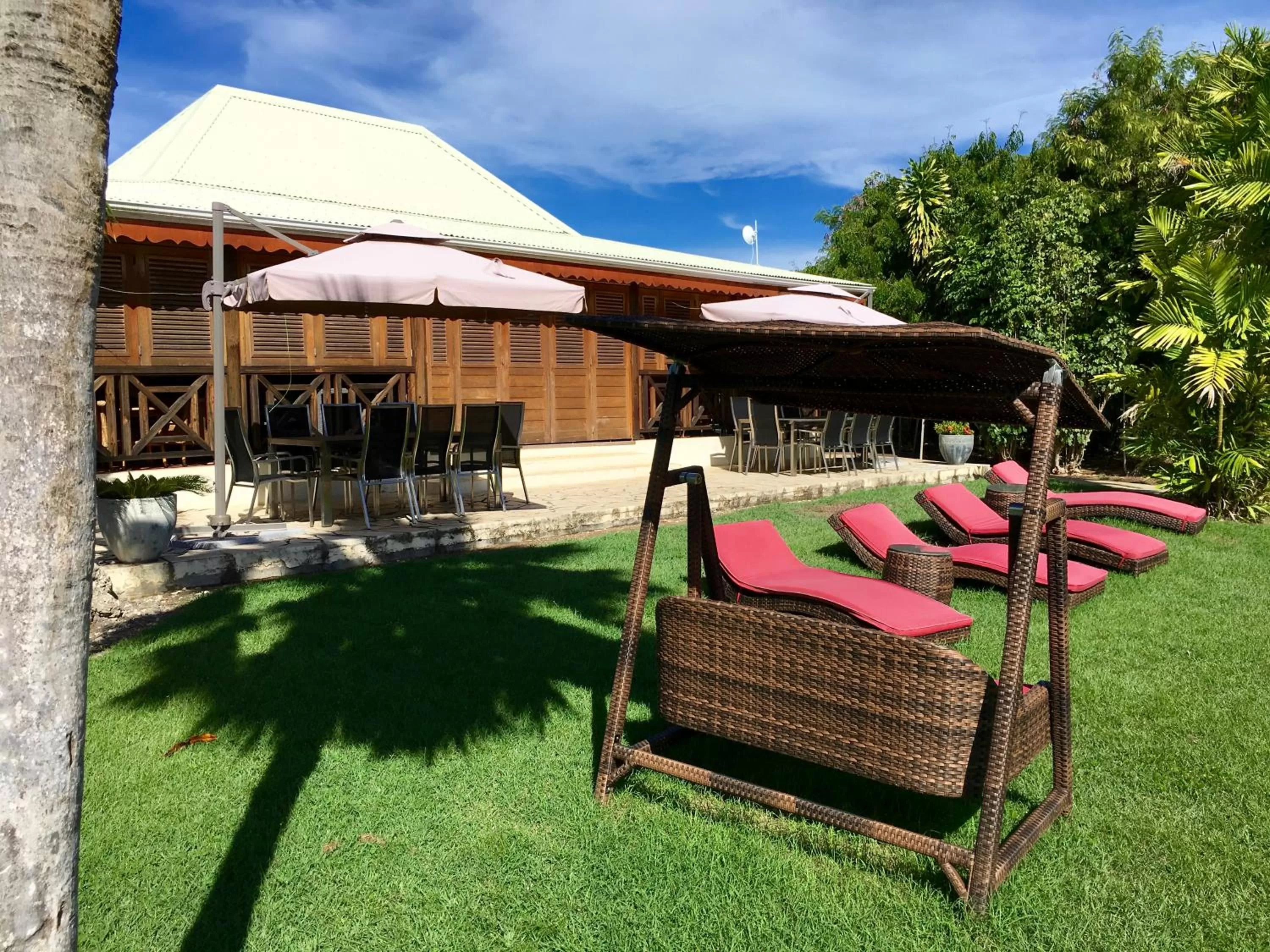 Communal lounge/ TV room in Résidence Le Vallon Guadeloupe Parc Piscine Appartements & Studios