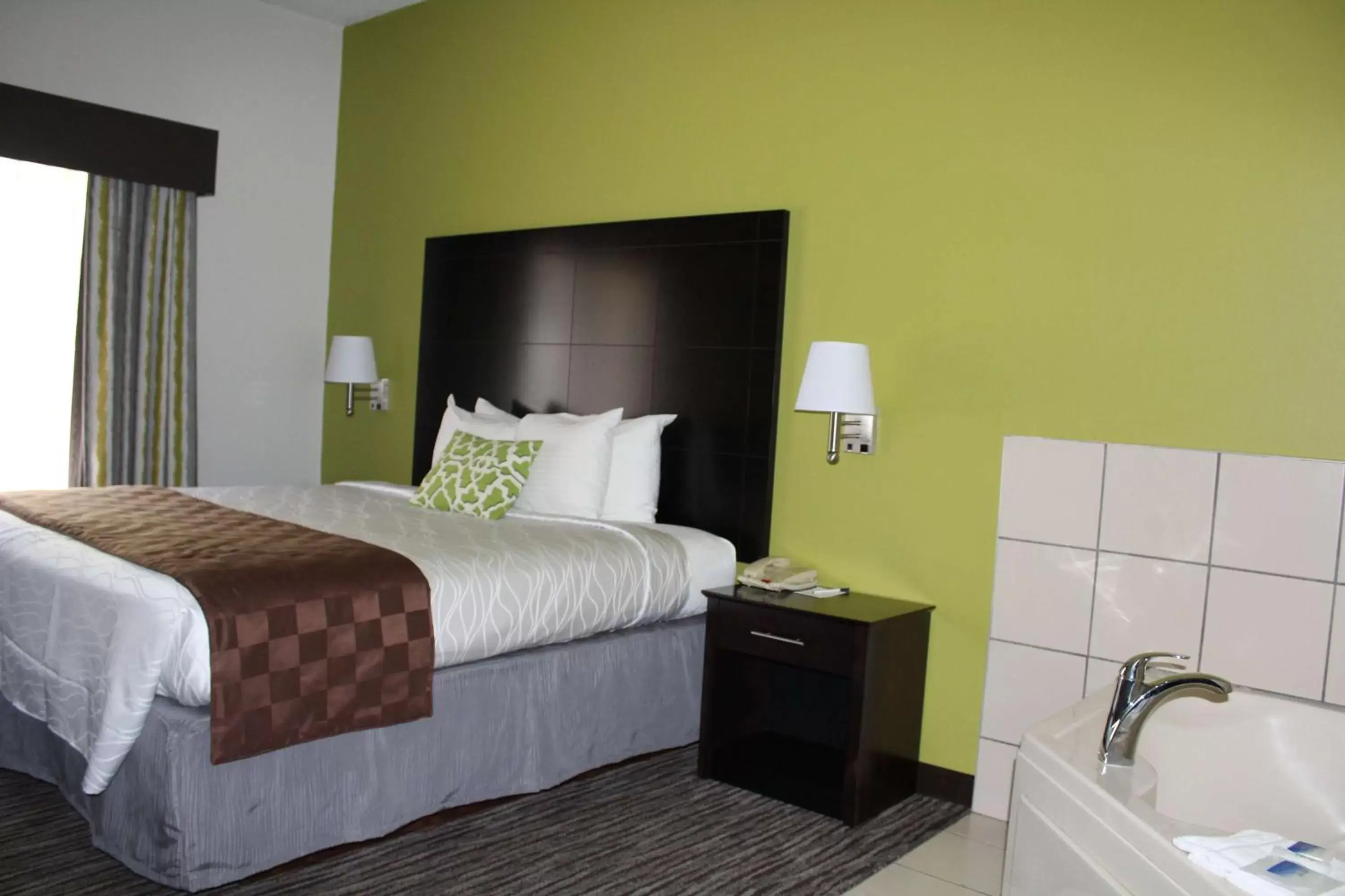 King Room with Whirlpool - Non-Smoking in Best Western Magnolia Inn and Suites