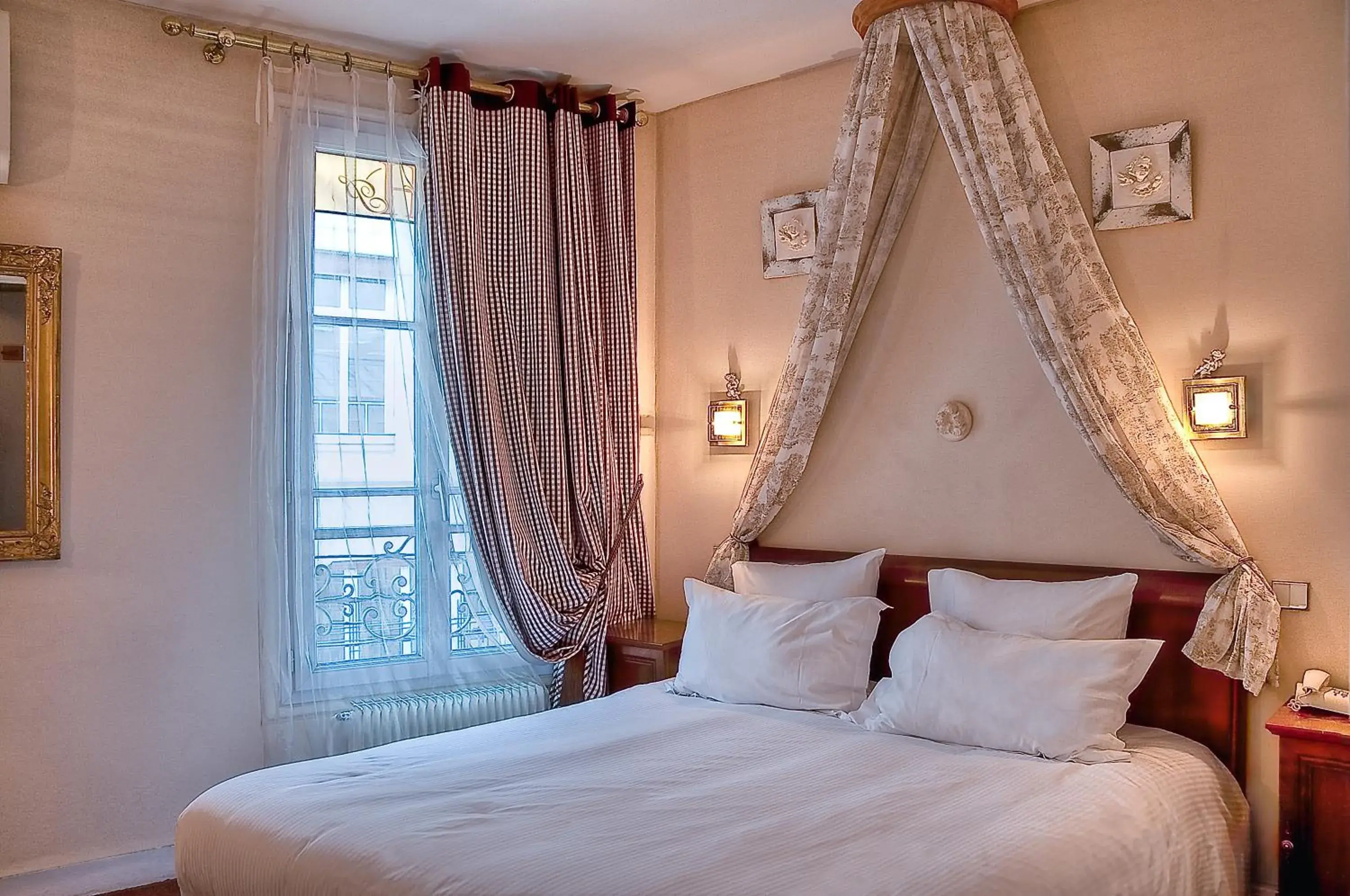 Bed in Hotel De La Motte Picquet