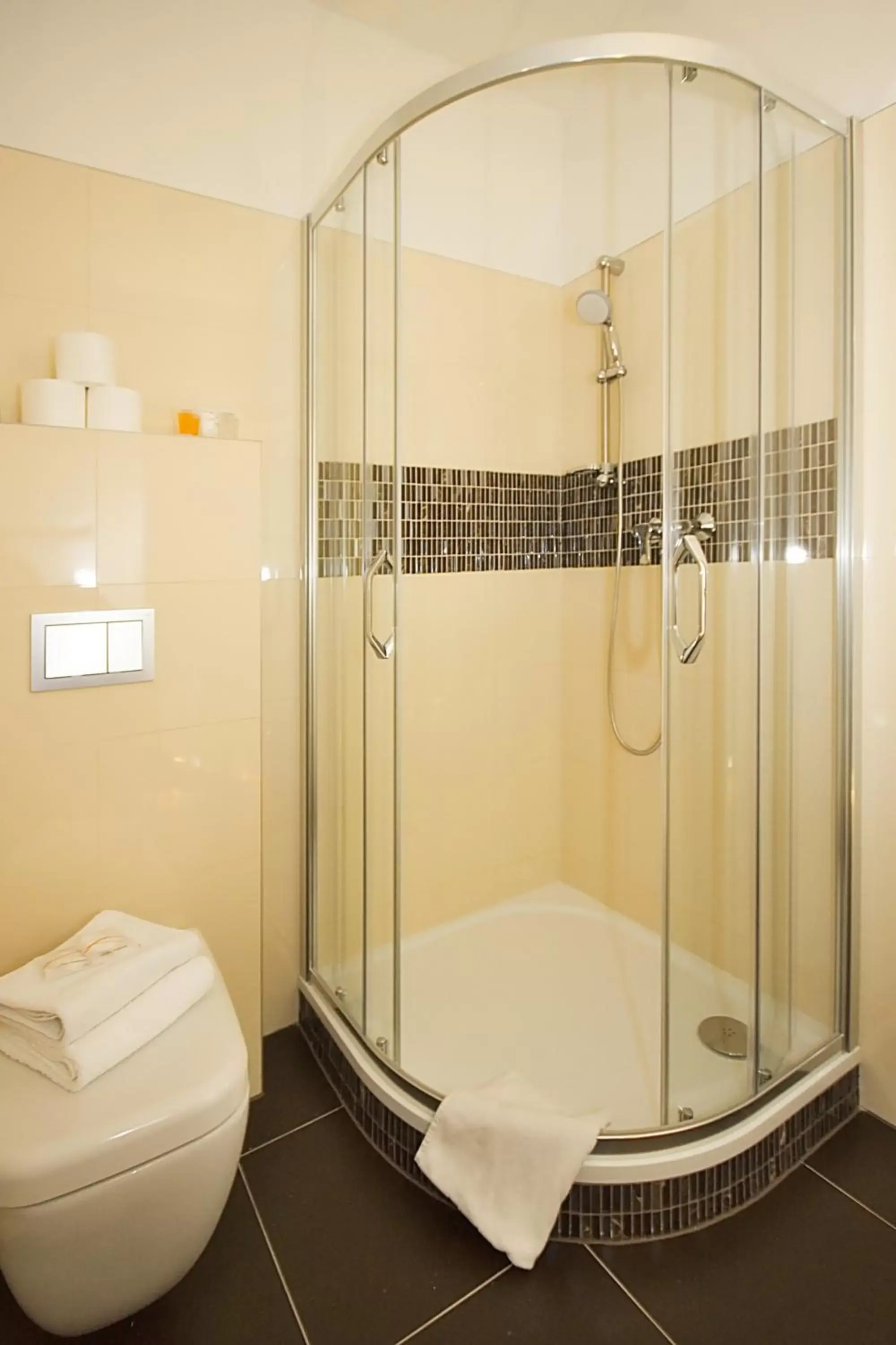 Shower, Bathroom in Elizabeth Suites