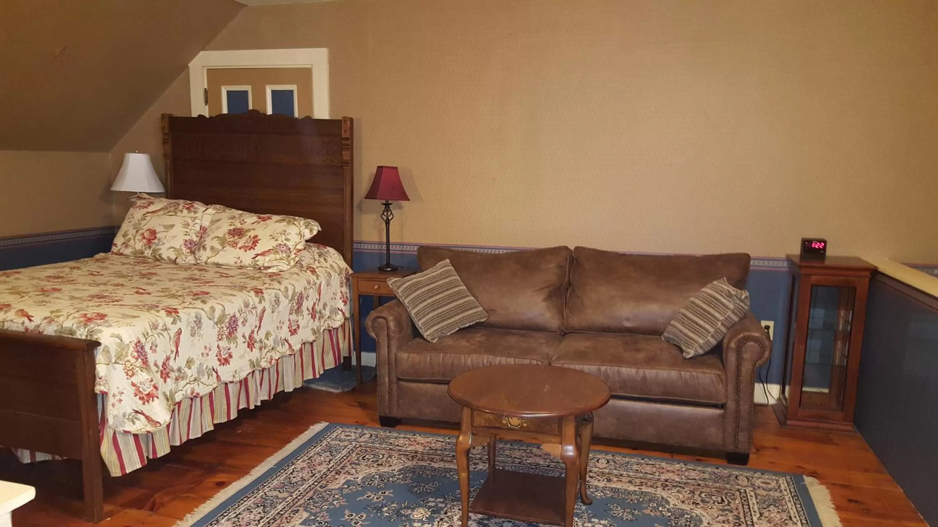 Bed in Holidae House Bed & Breakfast