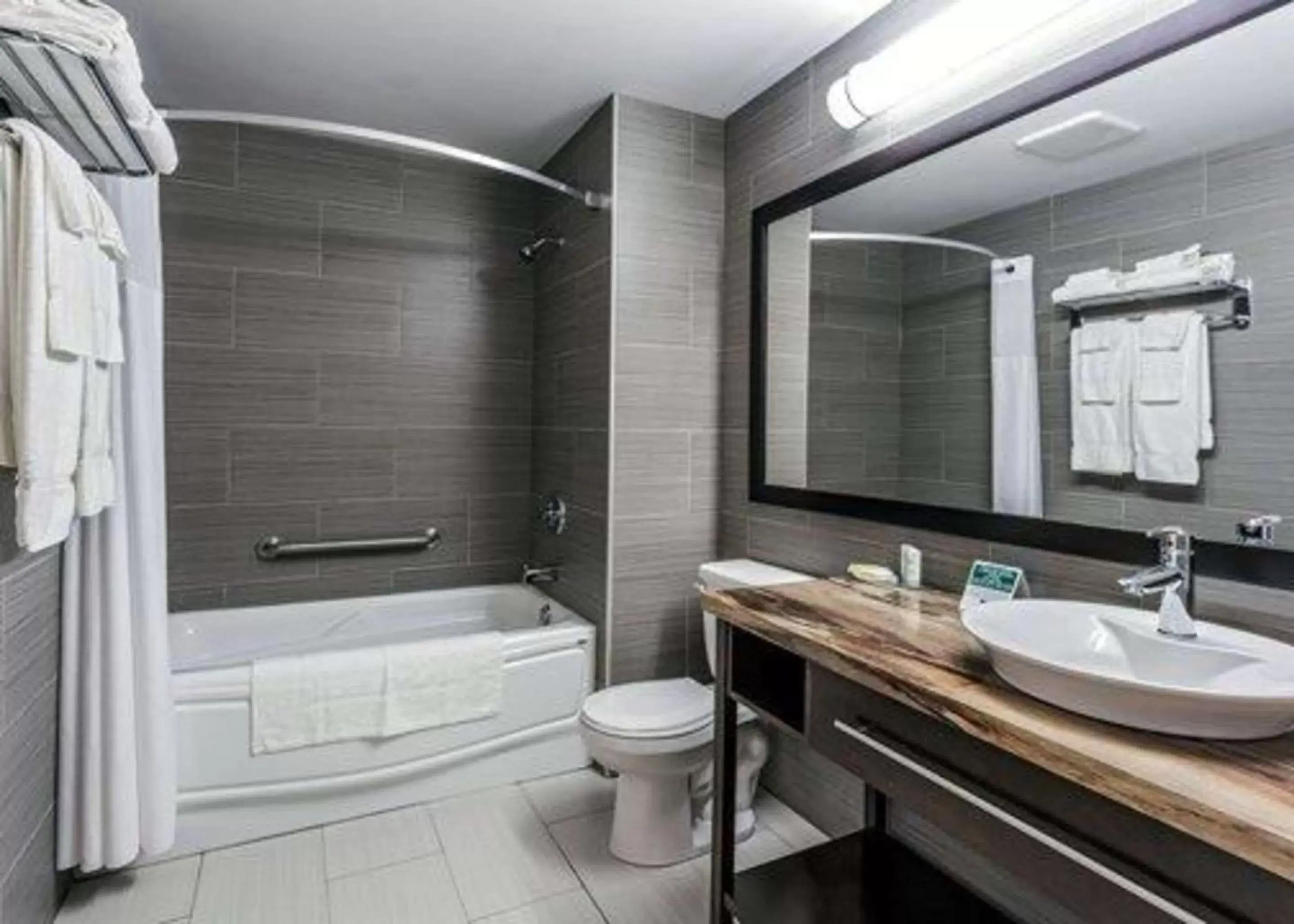 Bathroom in Quality Inn & Suites Matane