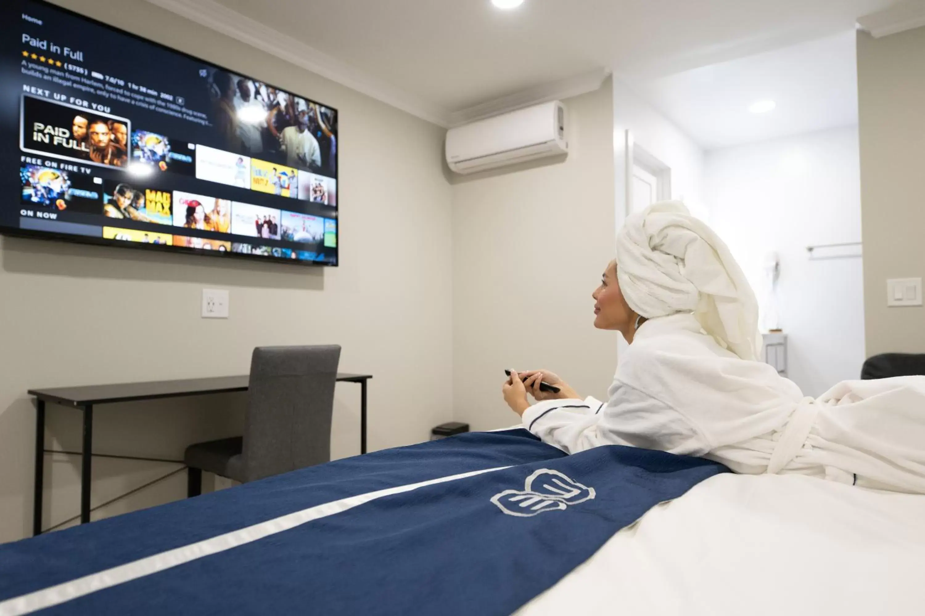 Photo of the whole room, TV/Entertainment Center in Omeo Suites