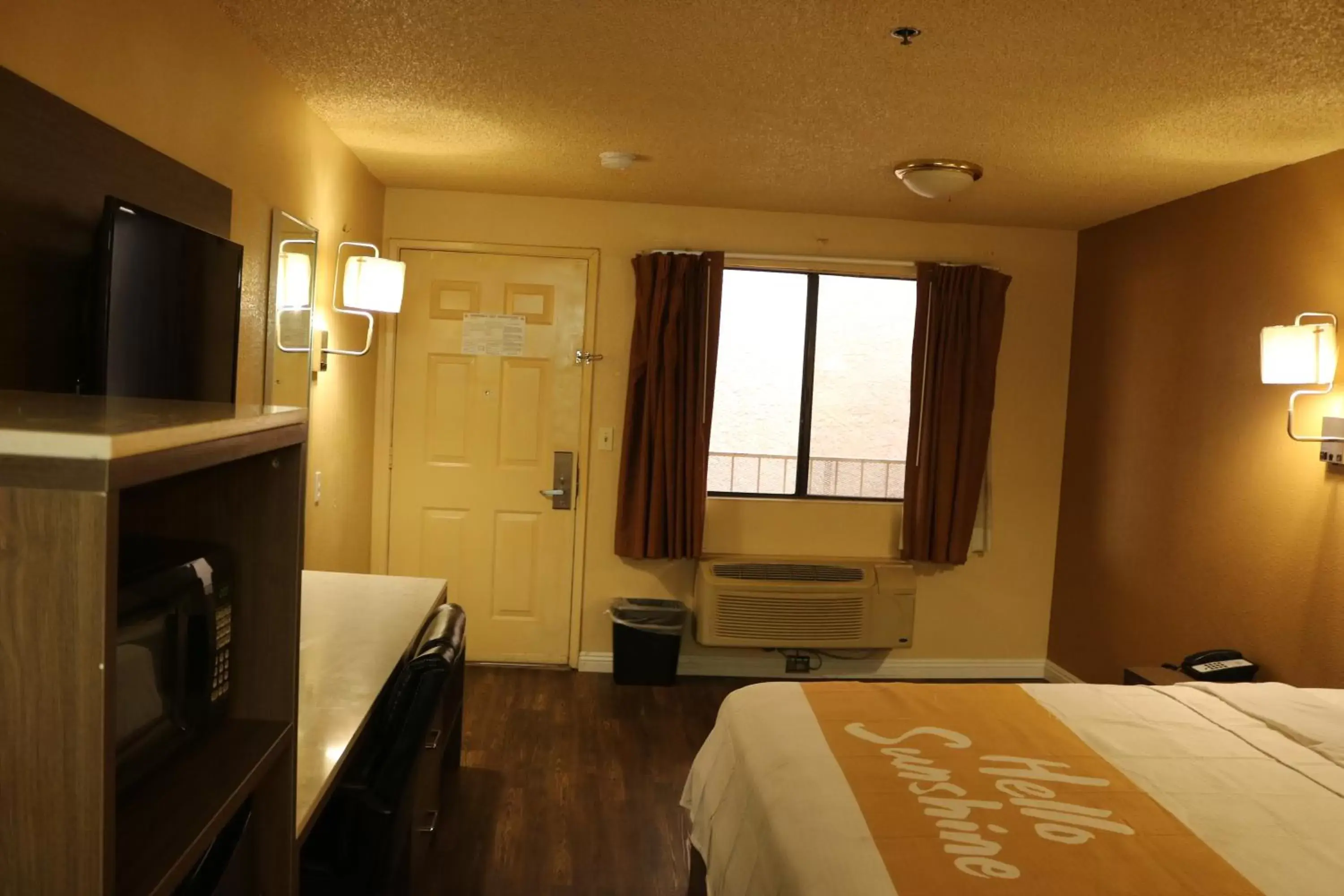 Photo of the whole room, TV/Entertainment Center in Days Inn by Wyndham Fresno South