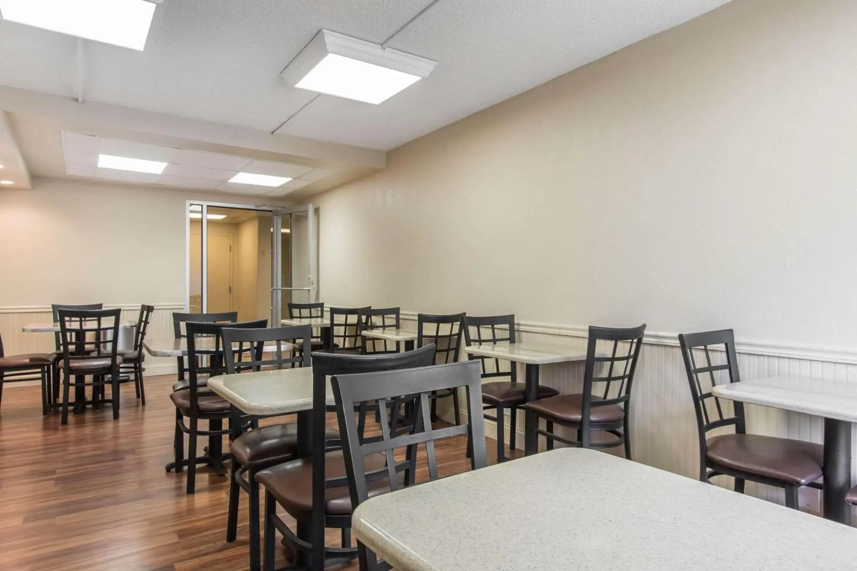 Restaurant/Places to Eat in Econo Lodge Inn & Suites Joplin