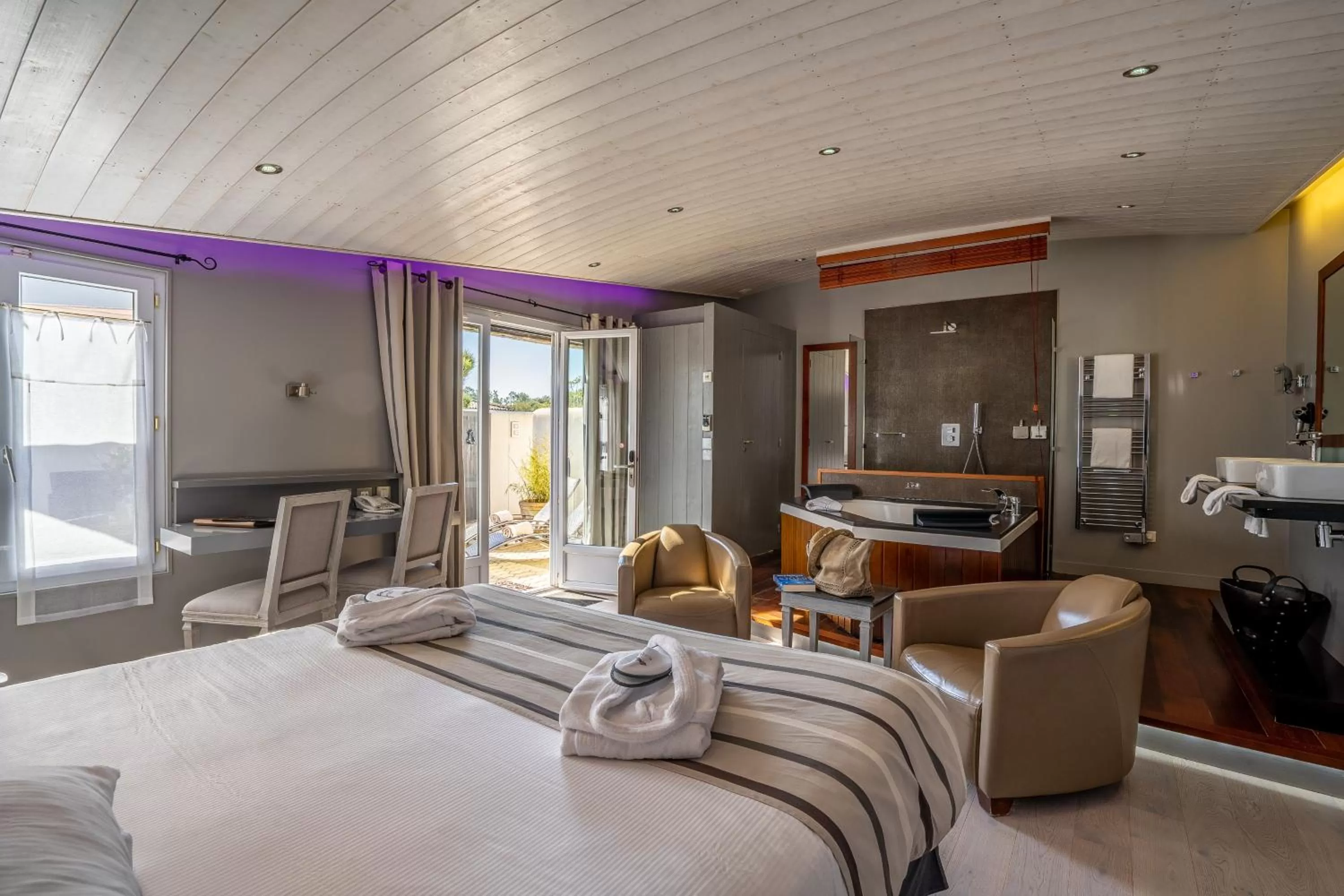 Photo of the whole room, Bed in Elégance Suites Hôtel