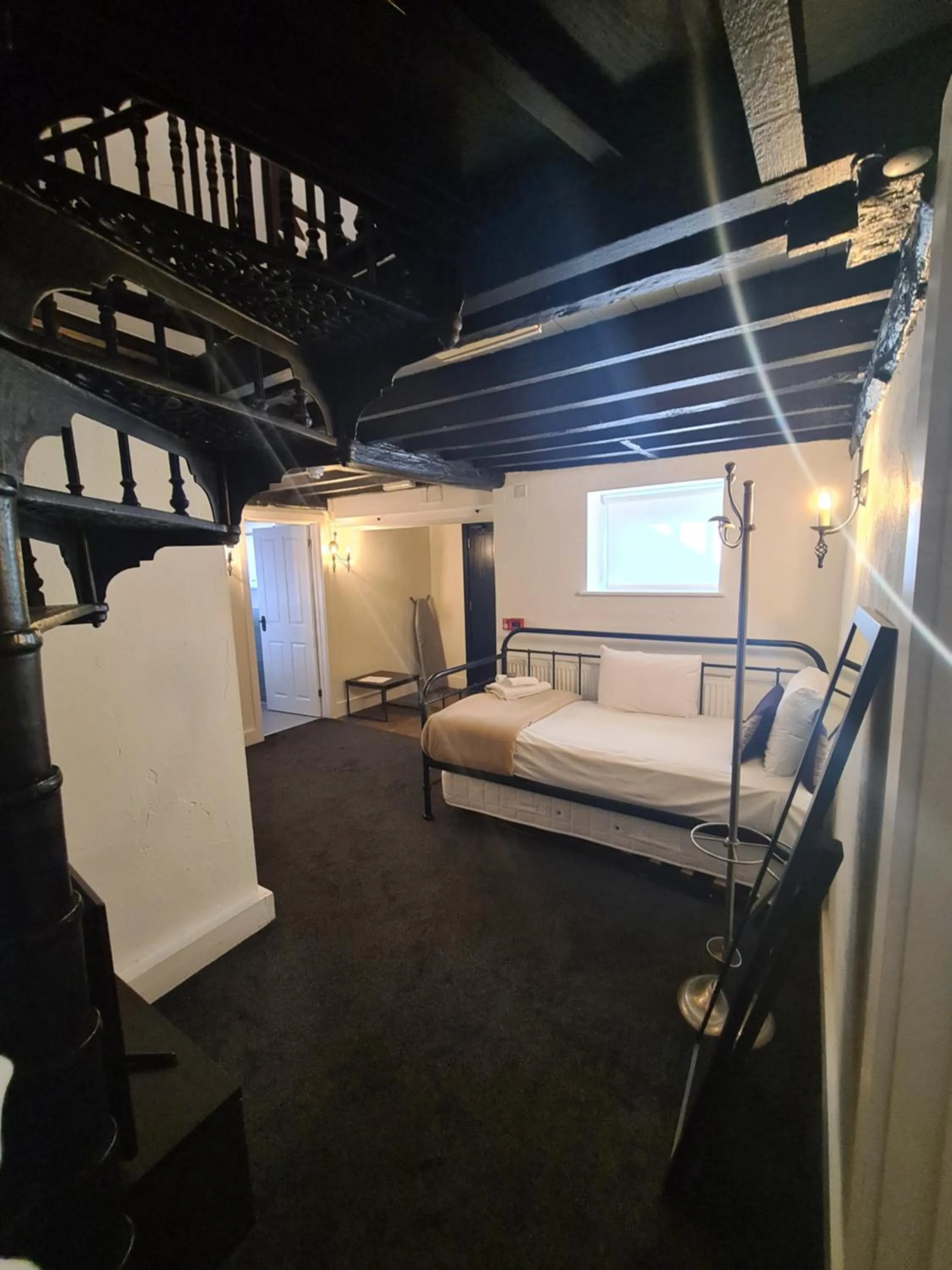 Seating area, Bed in Kings Arms Hotel