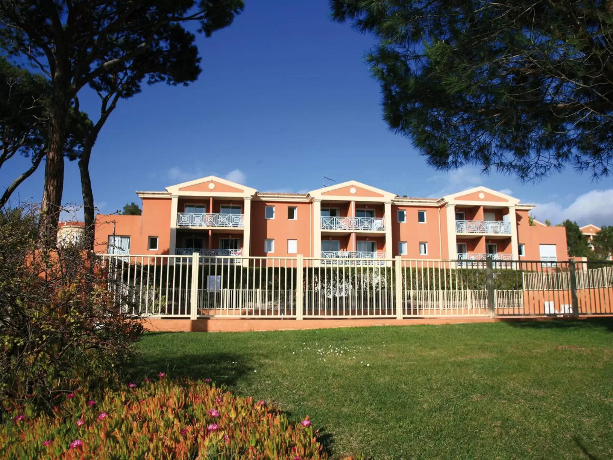 Facade/entrance, Property Building in Lagrange Vacances Le Domaine des Grands Pins