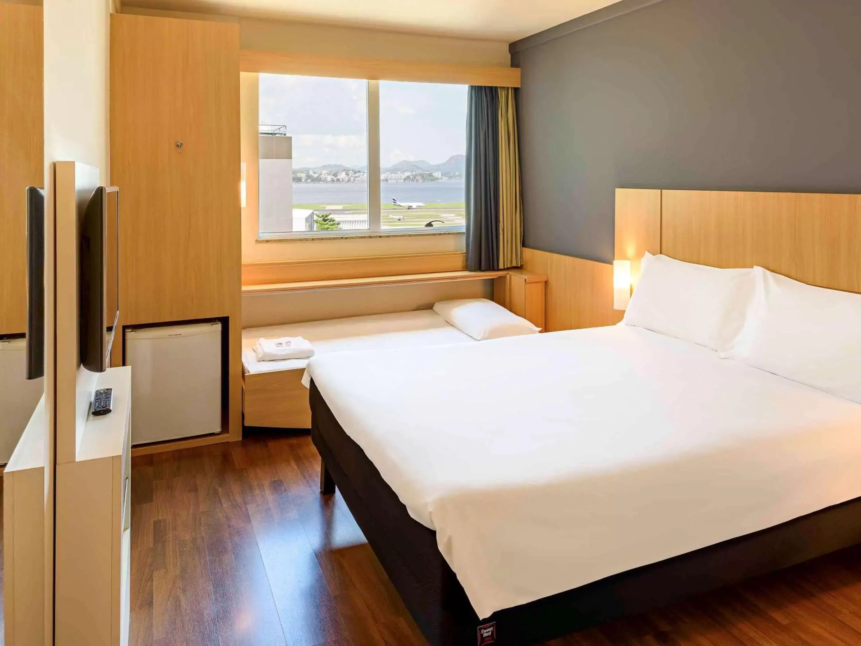 Photo of the whole room, Bed in ibis Rio de Janeiro Santos Dumont