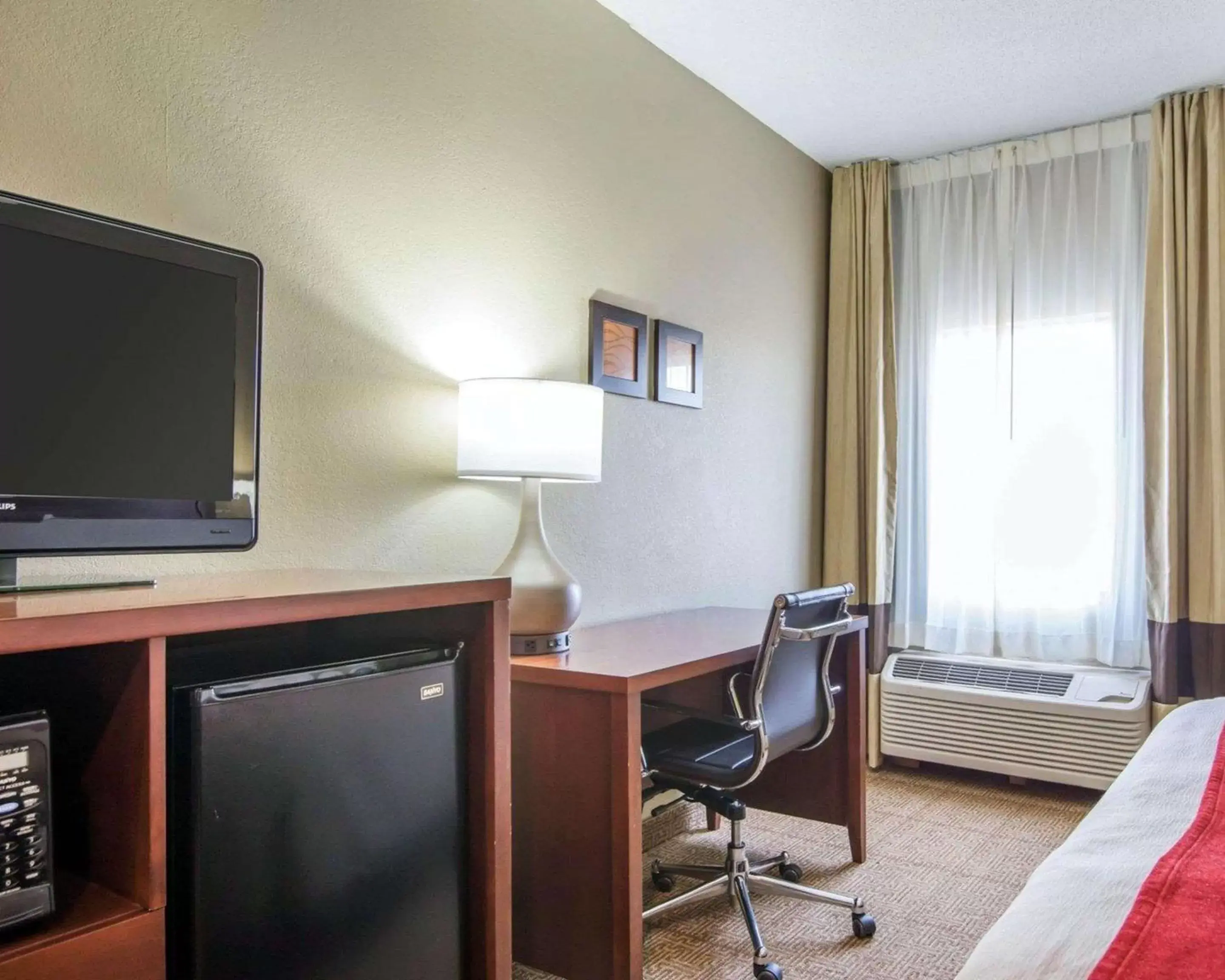 Photo of the whole room, TV/Entertainment Center in Comfort Inn Grain Valley