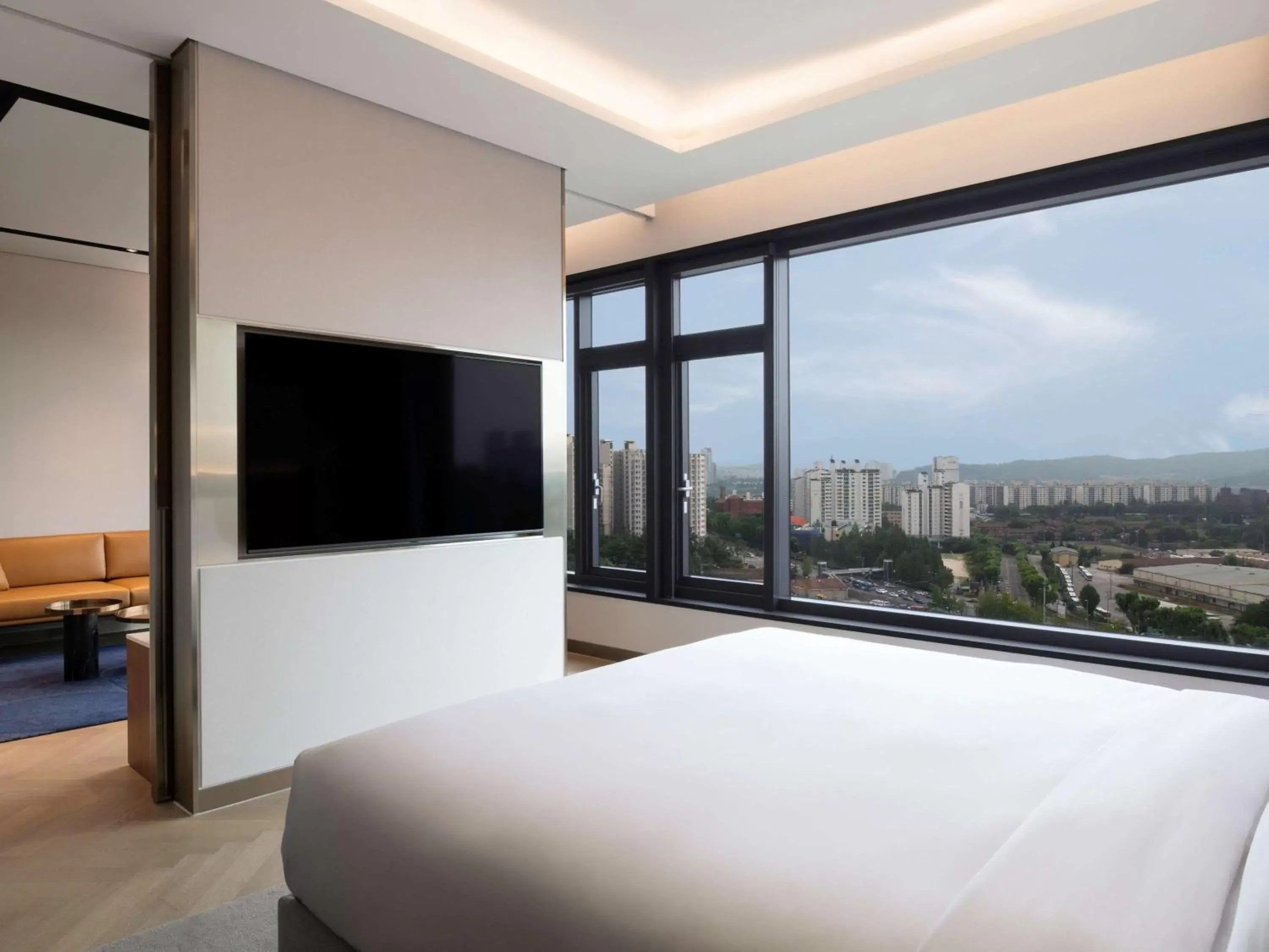 Bedroom, TV/Entertainment Center in Mondrian Seoul Itaewon