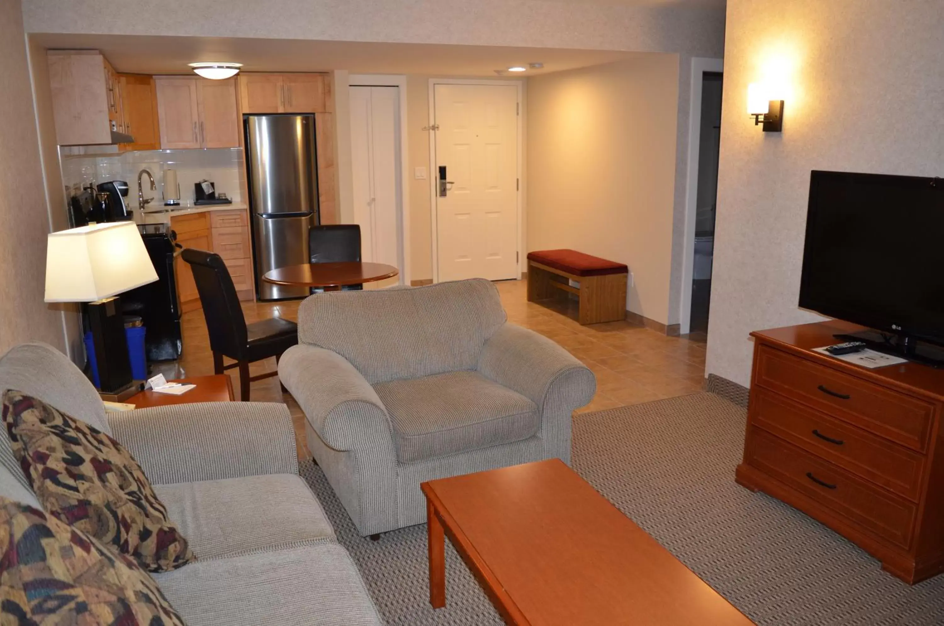 Kitchen or kitchenette, Seating Area in Inn on Long Lake