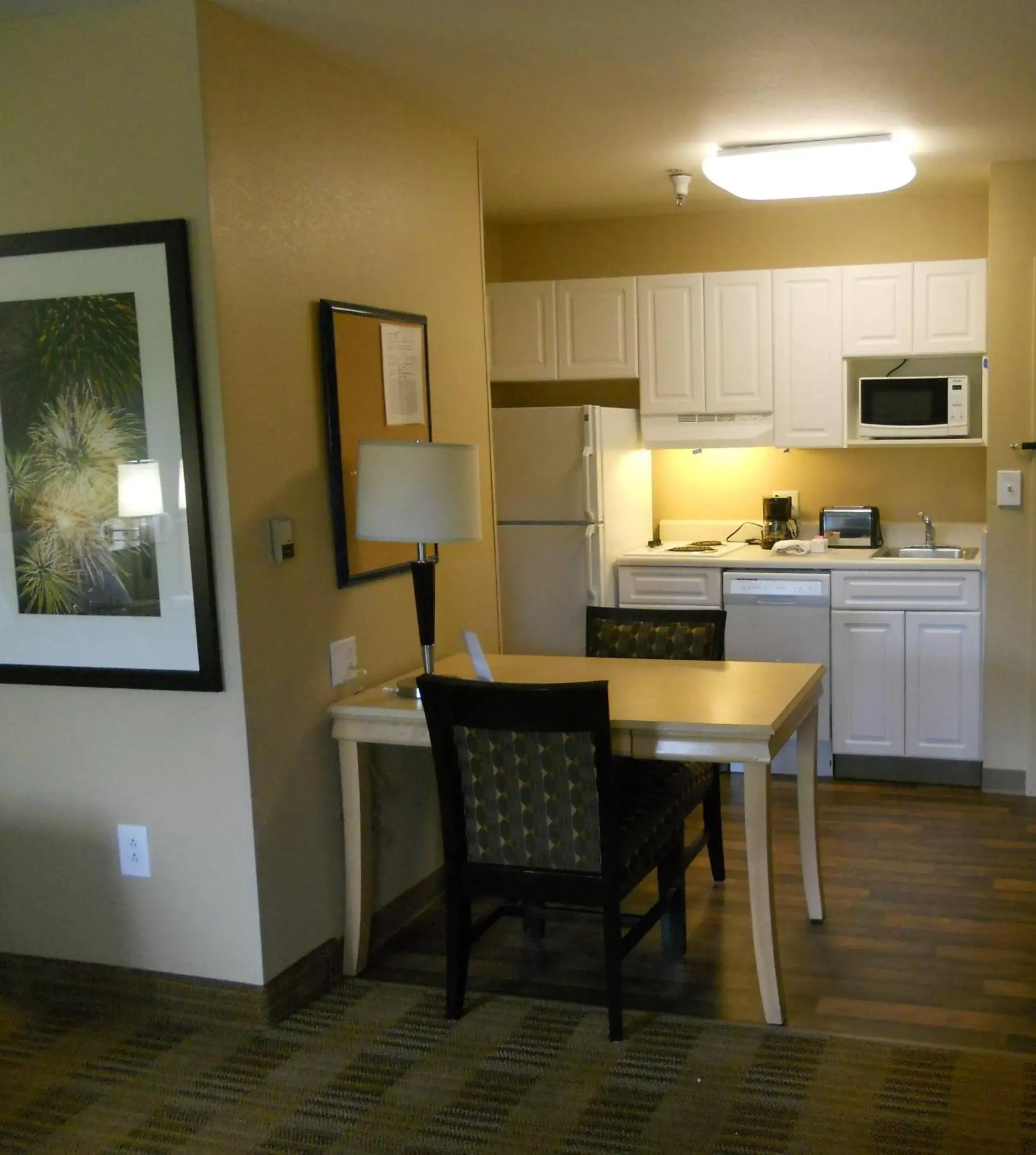 Dining area, Kitchen/Kitchenette in Extended Stay America Suites - Orlando - Lake Buena Vista