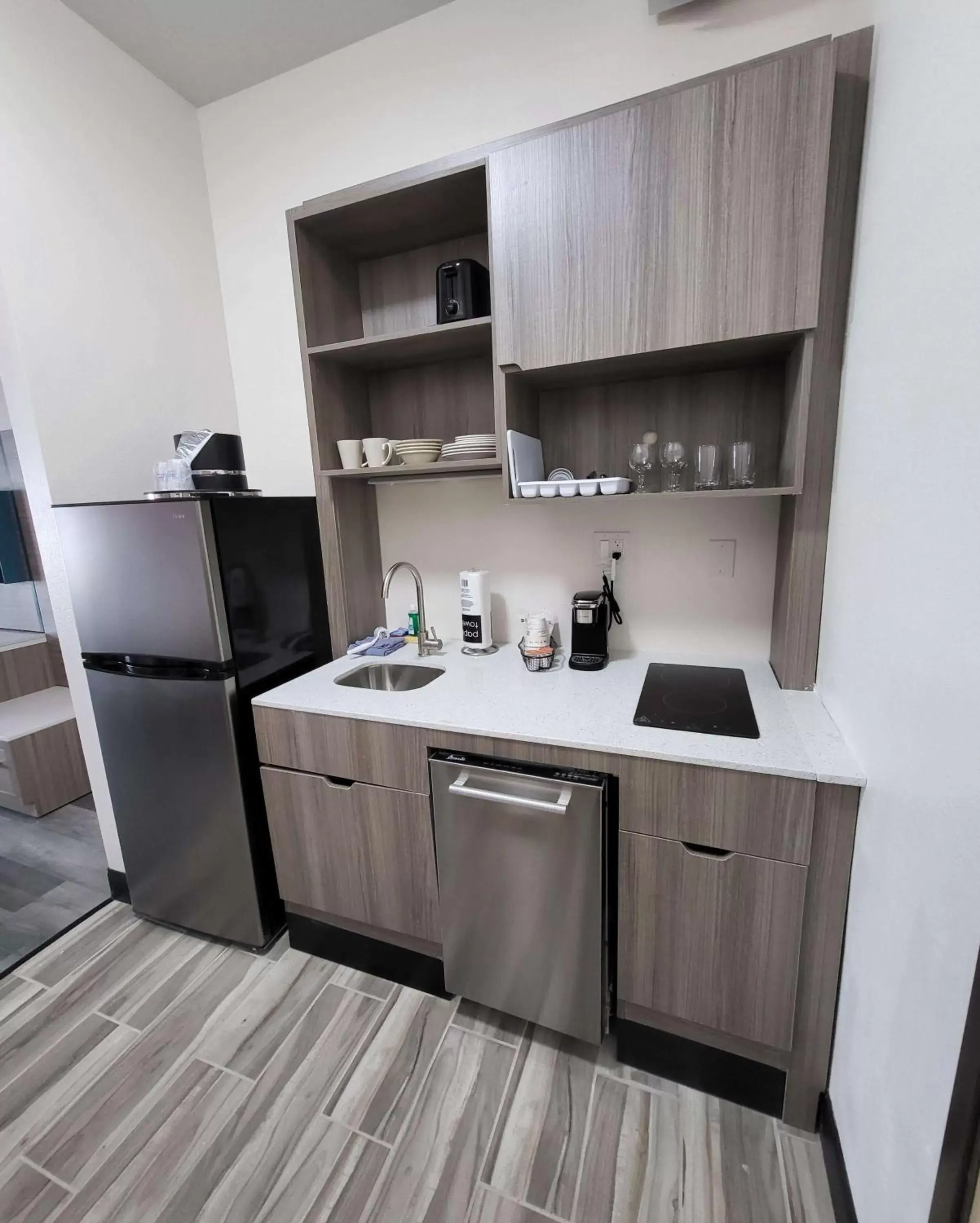 Bedroom, Kitchen/Kitchenette in Best Western Plus Executive Residency Carlsbad Hotel