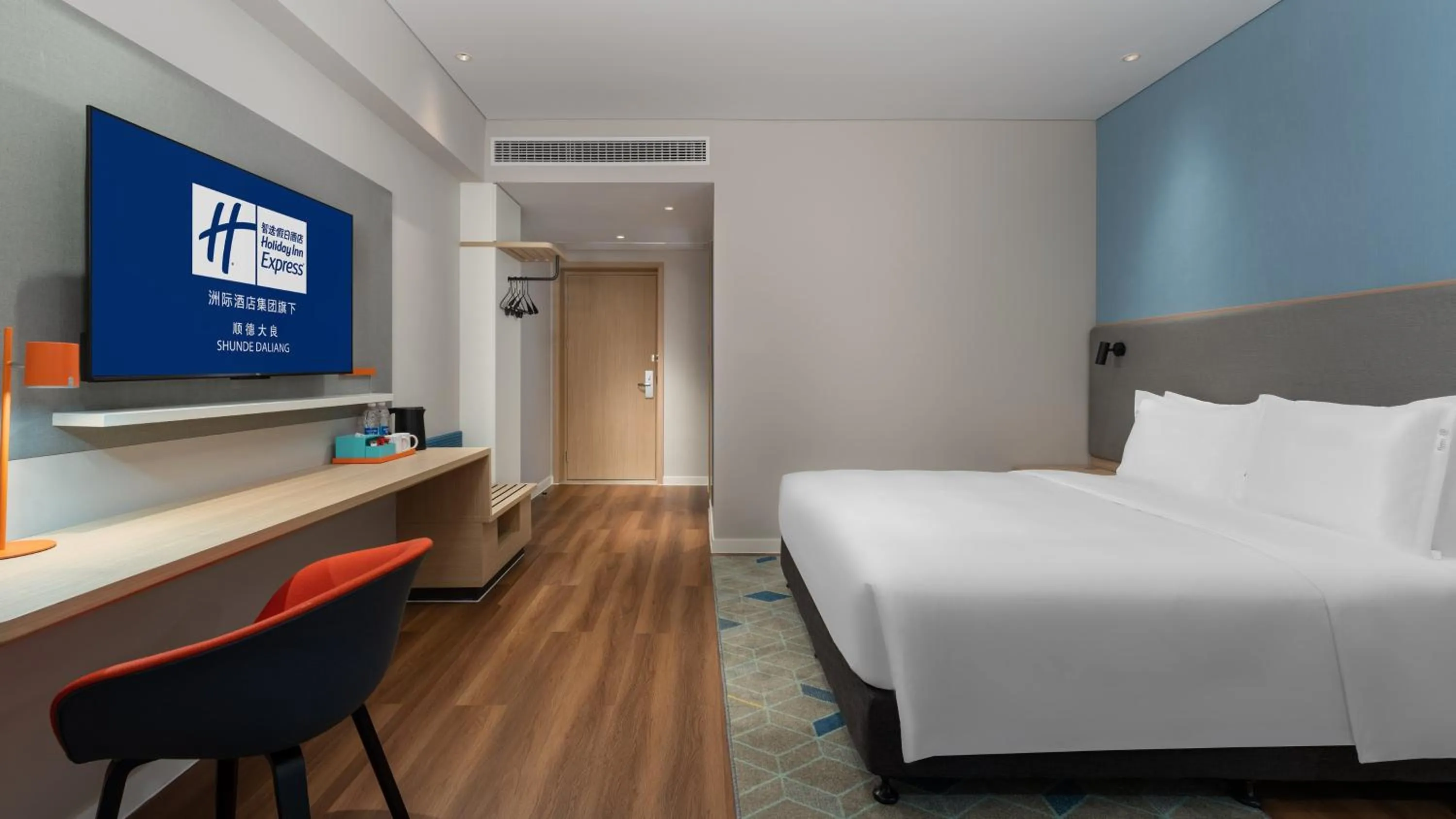 Photo of the whole room, Bed in Holiday Inn Express Shunde Daliang by IHG