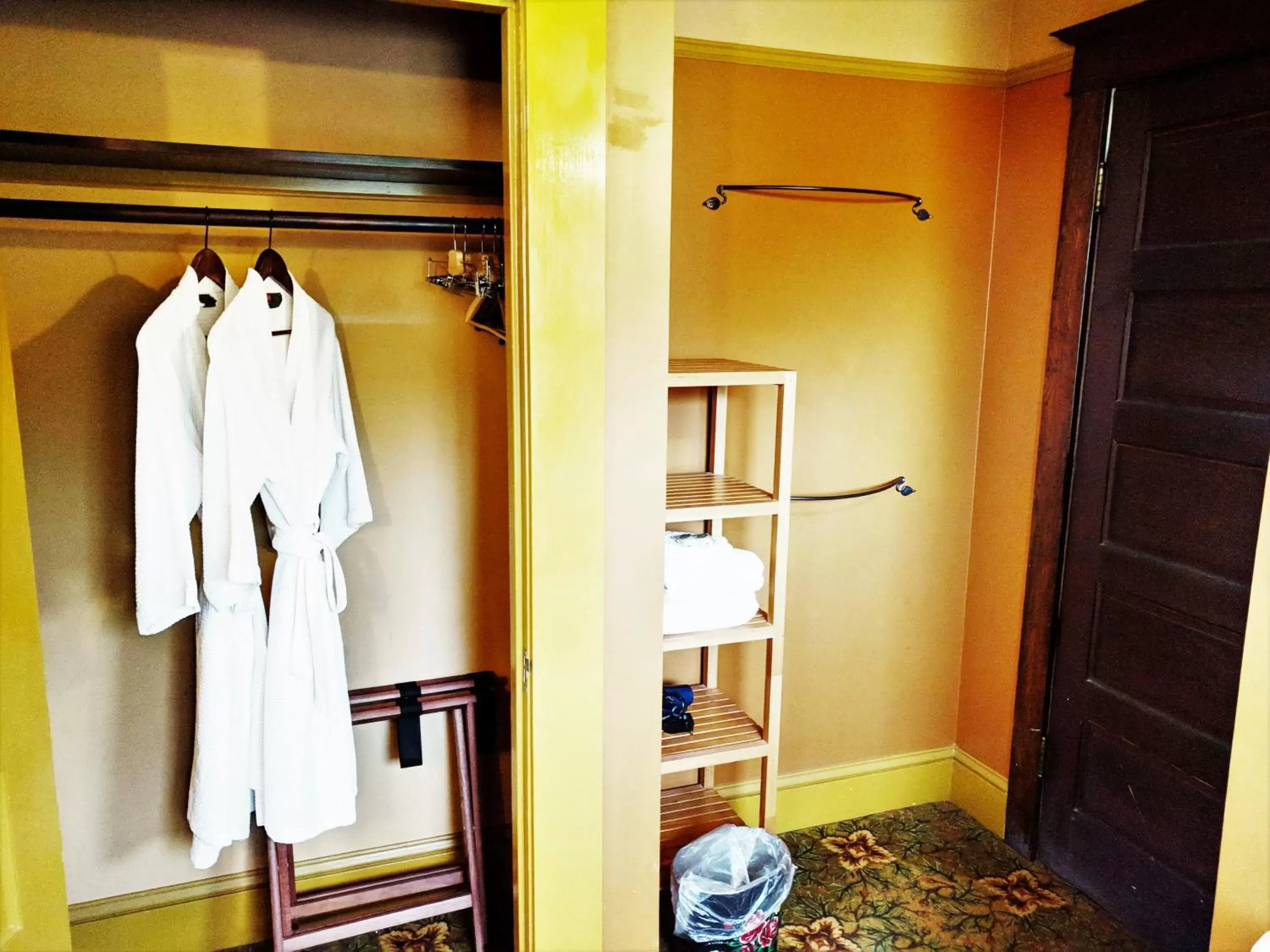 wardrobe, Bathroom in Bluebird Guesthouse