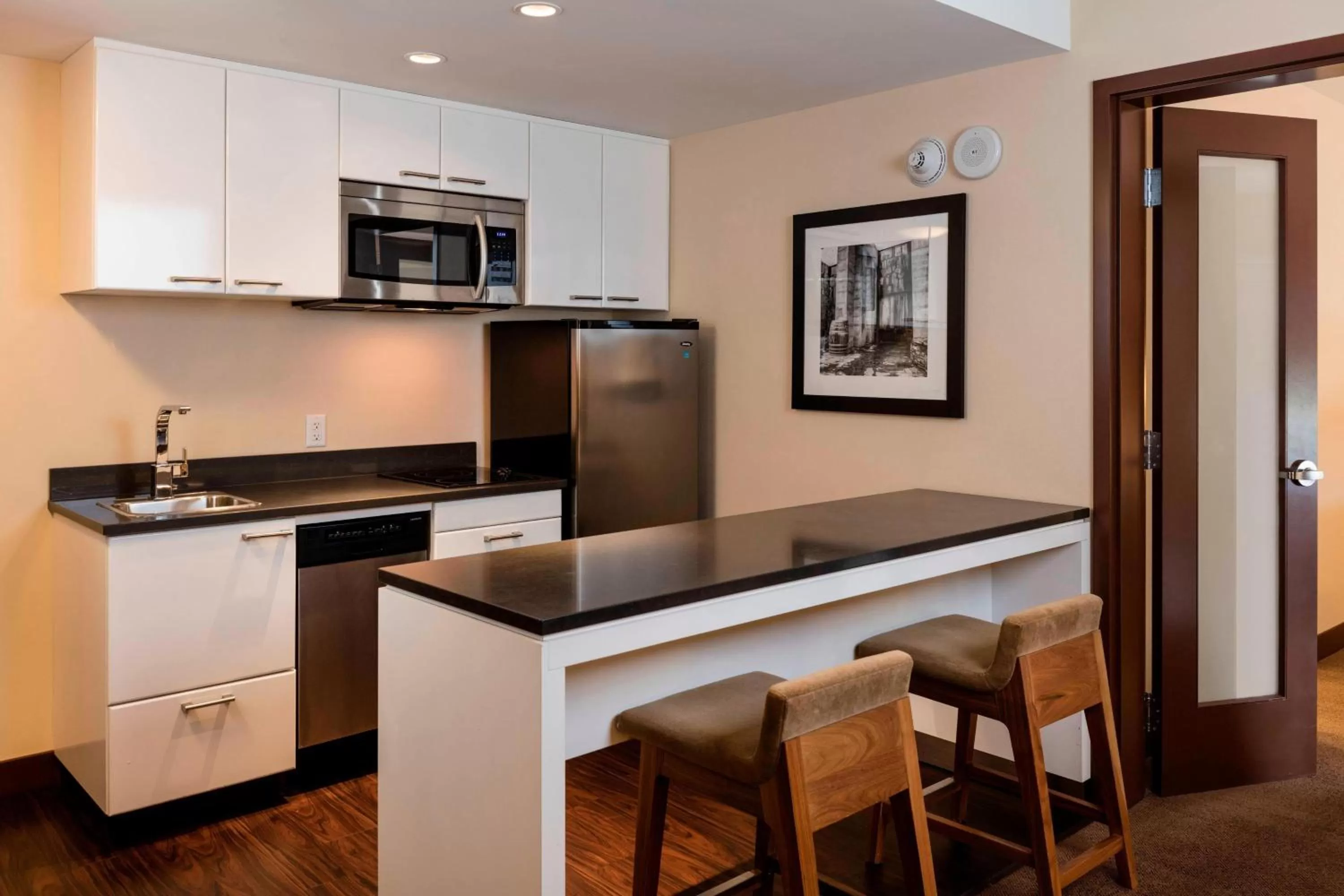 Bedroom in Four Points by Sheraton Kelowna Airport