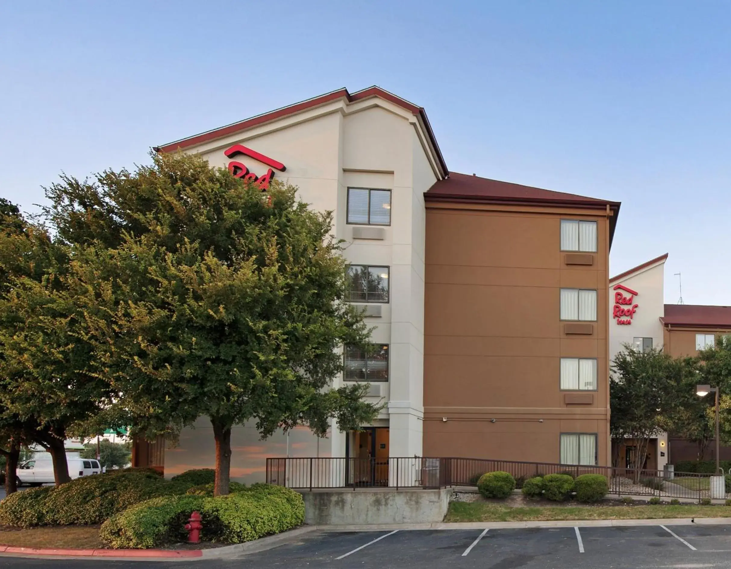 Property Building in Red Roof Inn PLUS+ Austin South
