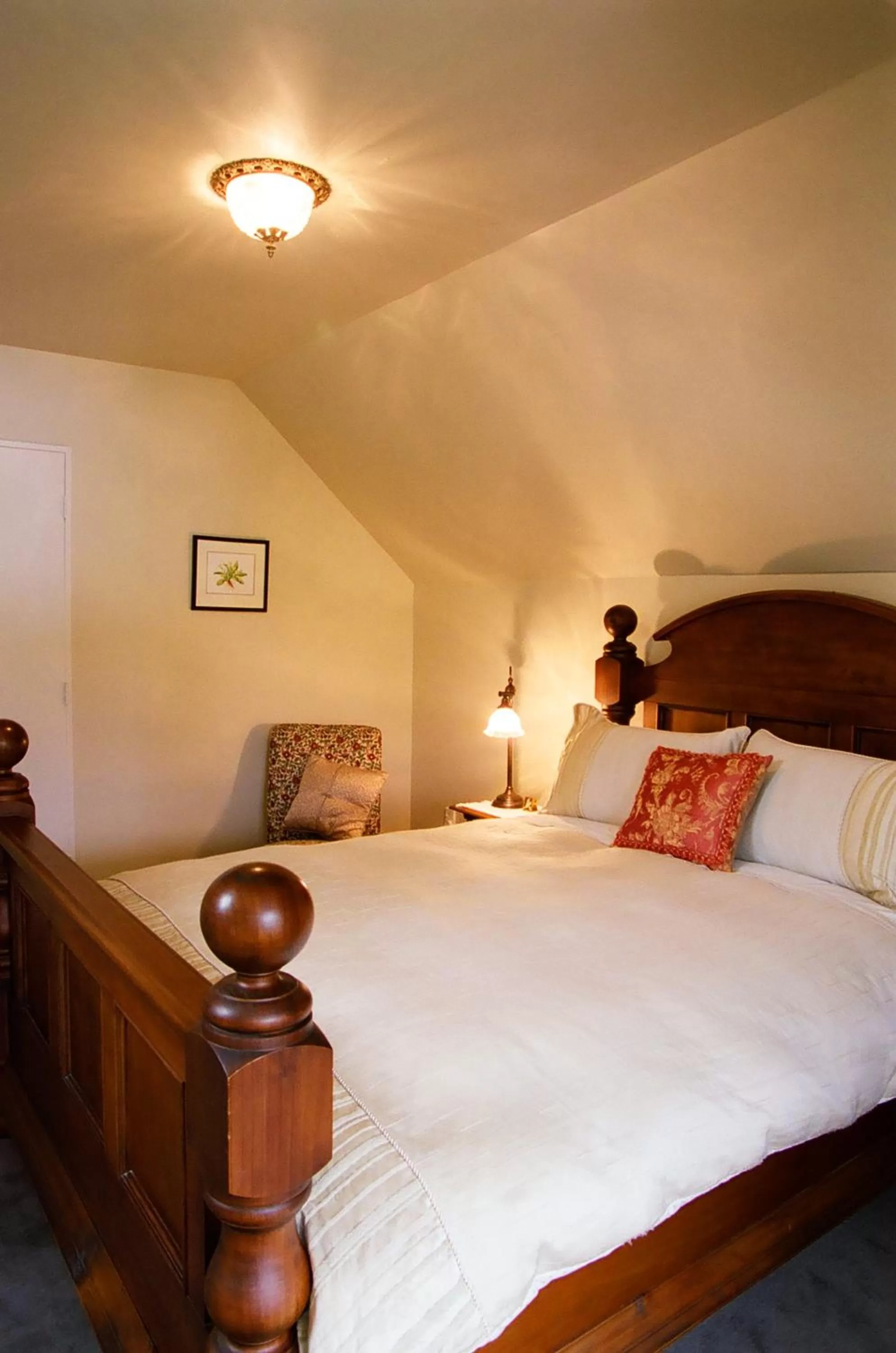 Bed in Anglesea House Inn