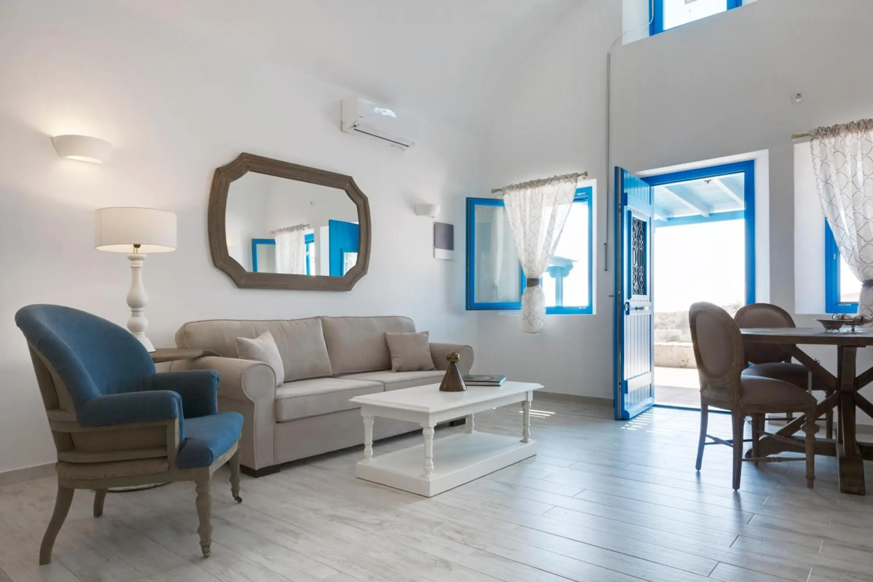 Living room, Lounge/Bar in Desiterra Resort