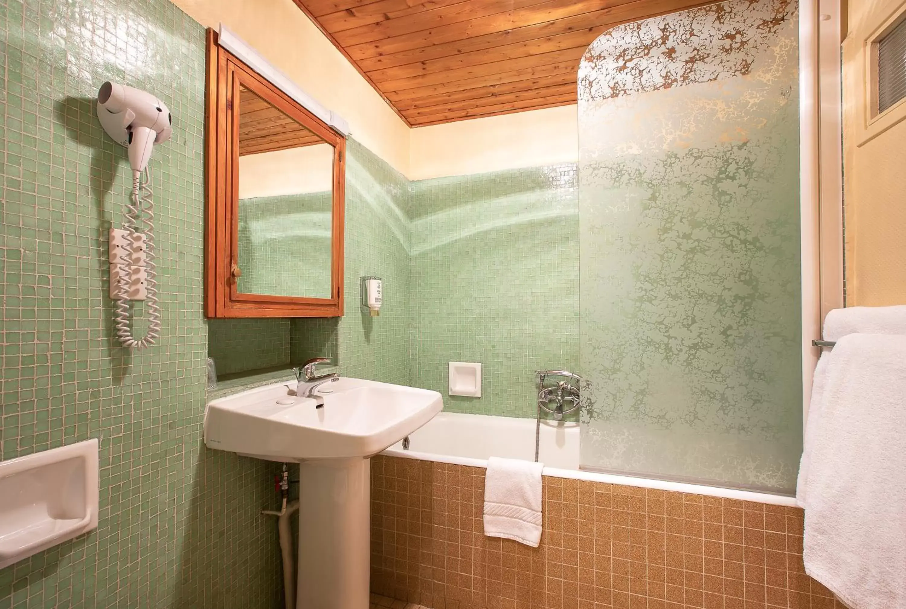 Bathroom in La Croix Blanche