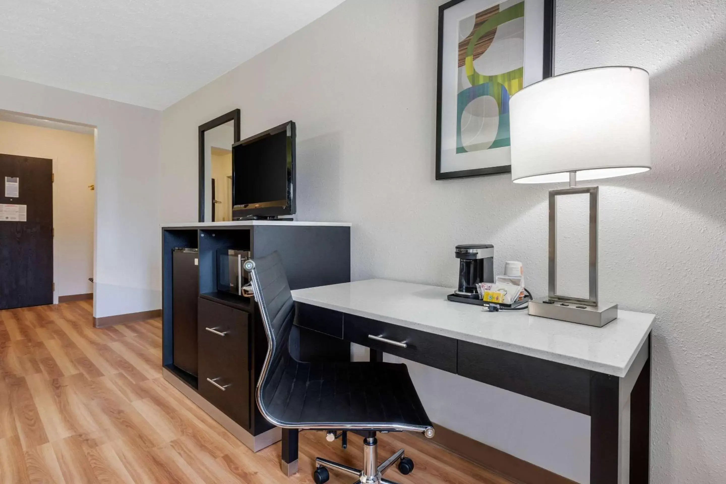 Photo of the whole room, TV/Entertainment Center in Quality Inn Coraopolis