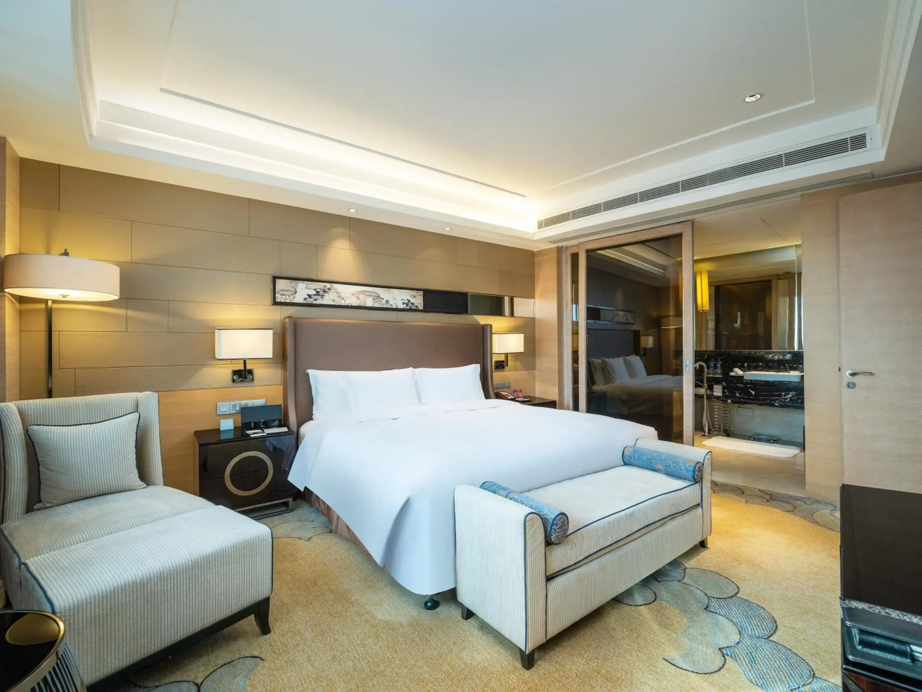 Photo of the whole room, Bed in Crowne Plaza Xi'an, an IHG Hotel