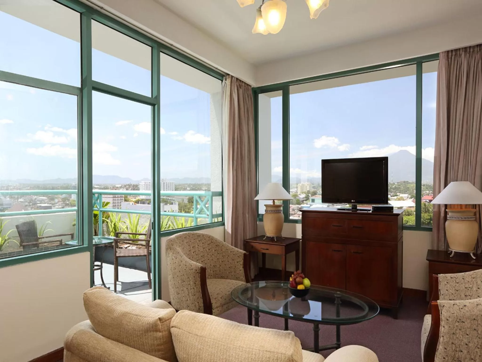 Living room in Aryaduta Manado