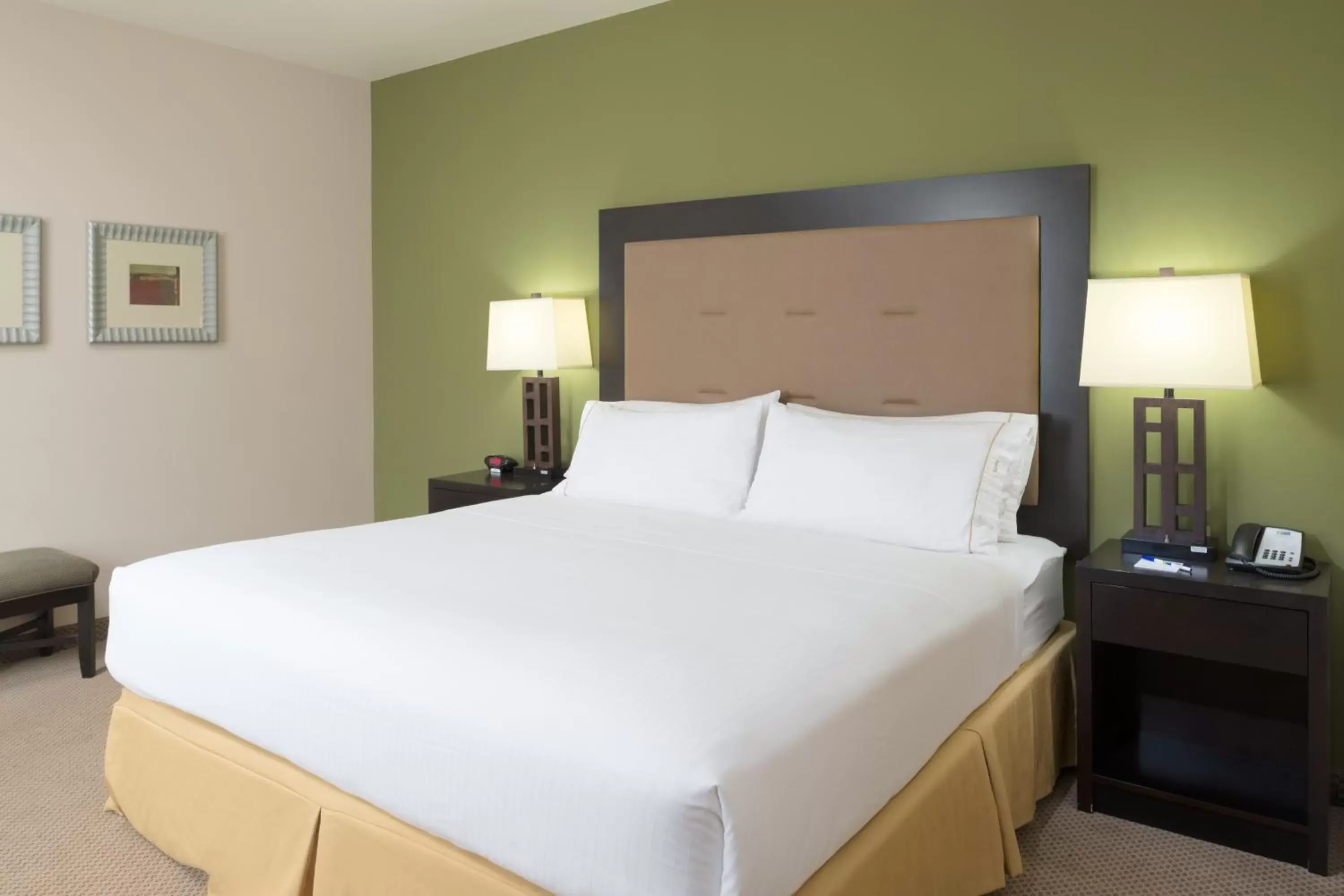 Bed in Holiday Inn Express Hotel & Suites North Sequim, an IHG Hotel