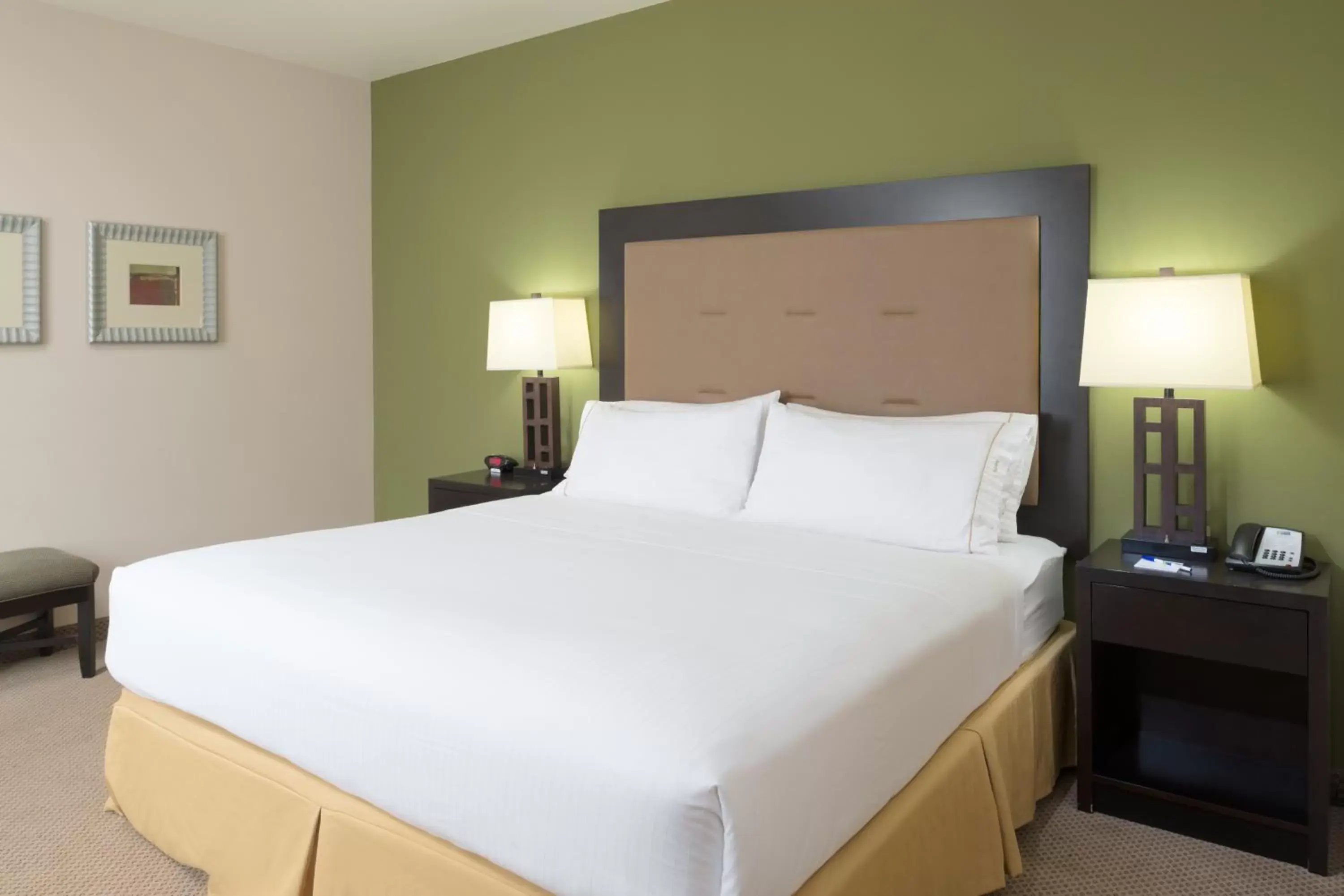 Bed in Holiday Inn Express Hotel & Suites North Sequim by IHG Bed in Holiday Inn Express Hotel & Suites North Sequim by IHG