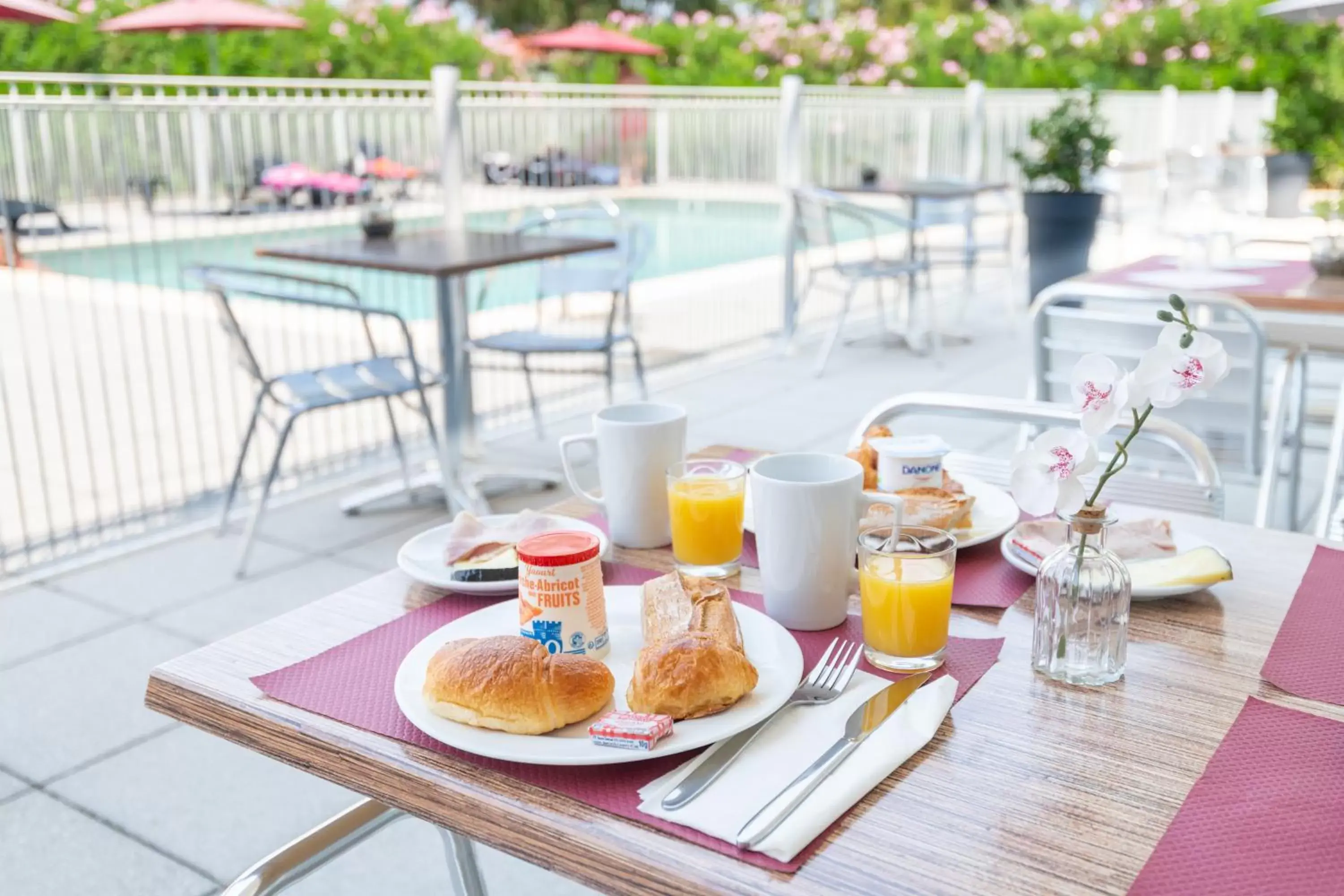Buffet breakfast in Zenitude Hôtel-Résidences Cannes Mandelieu Confort