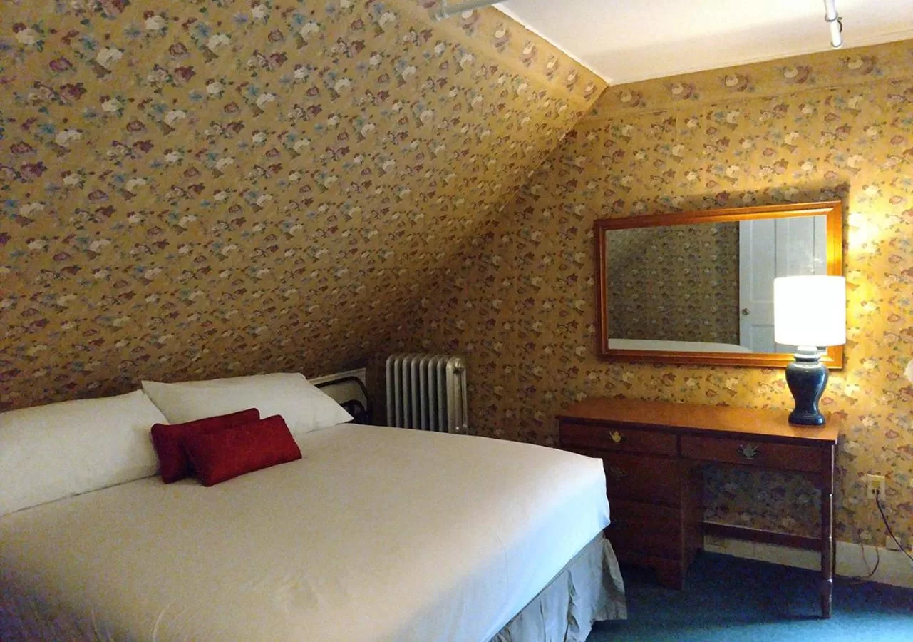 Bedroom, Bed in Thayers Inn