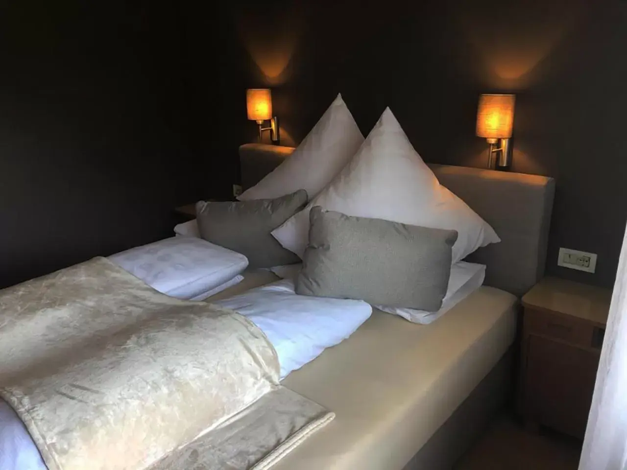 Shower, Bed in Hotel Residence MaVie