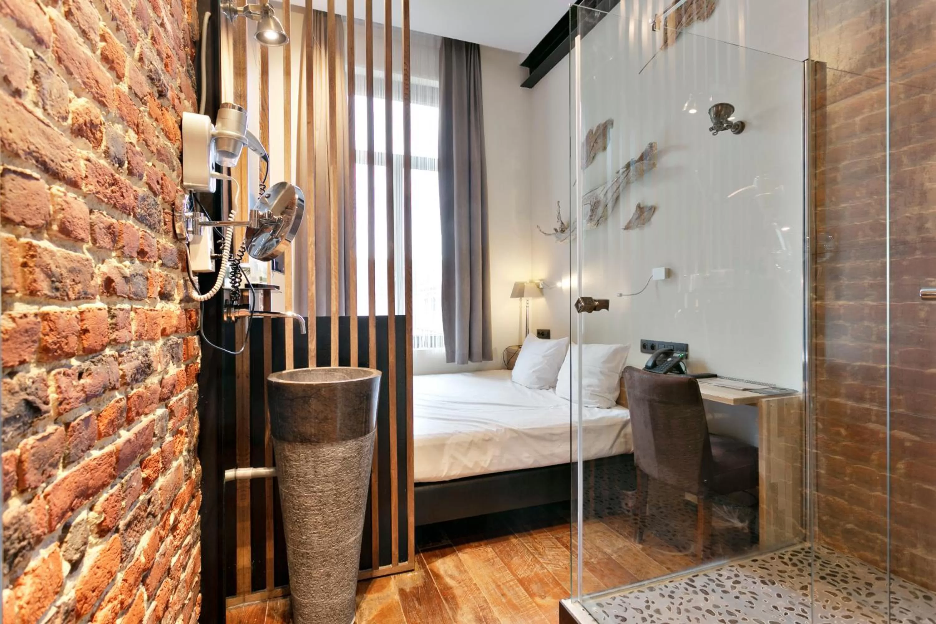 Photo of the whole room, Bed in Boutique Hotel Saint-Géry