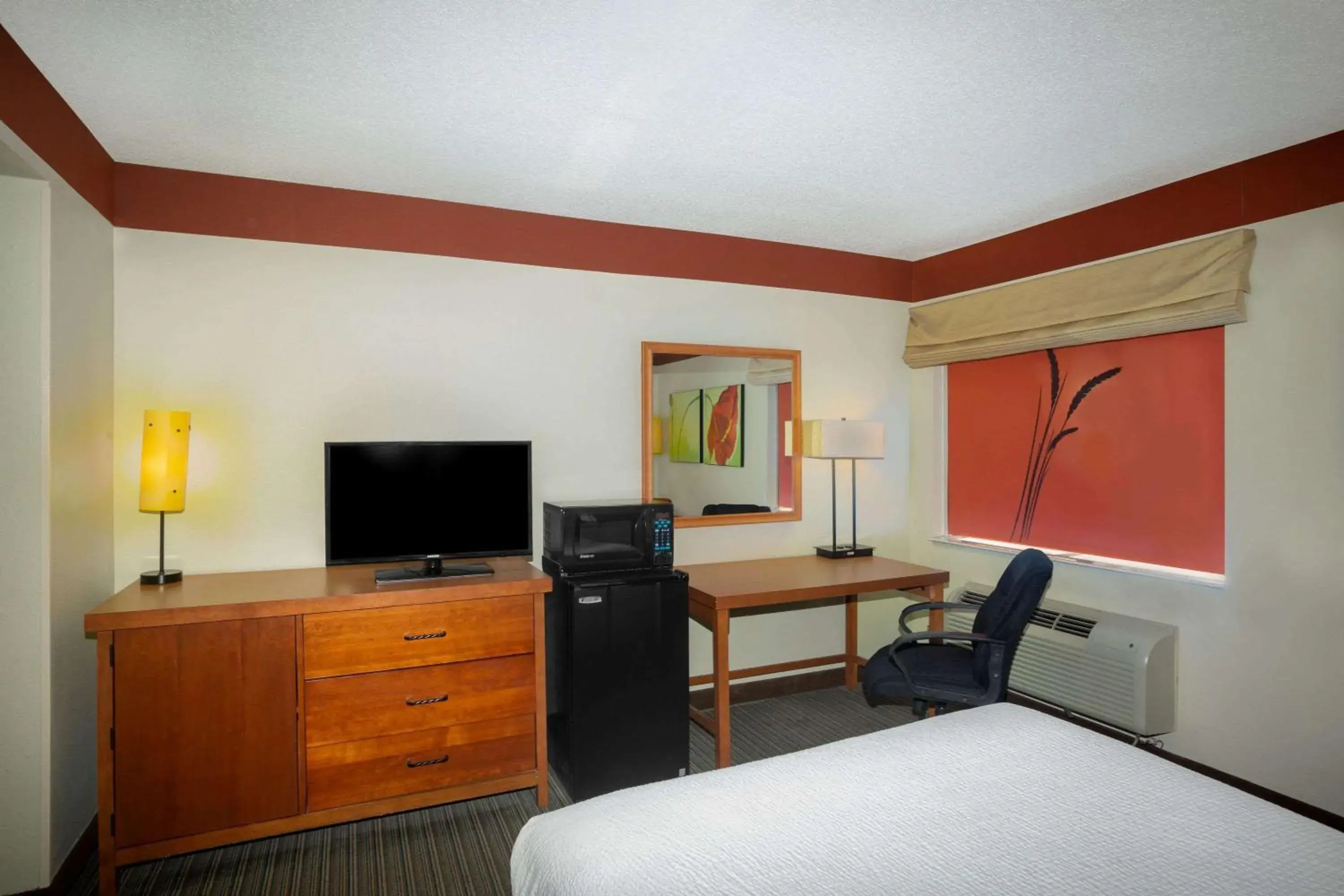 Photo of the whole room, TV/Entertainment Center in La Quinta Inn & Suites by Wyndham Springdale