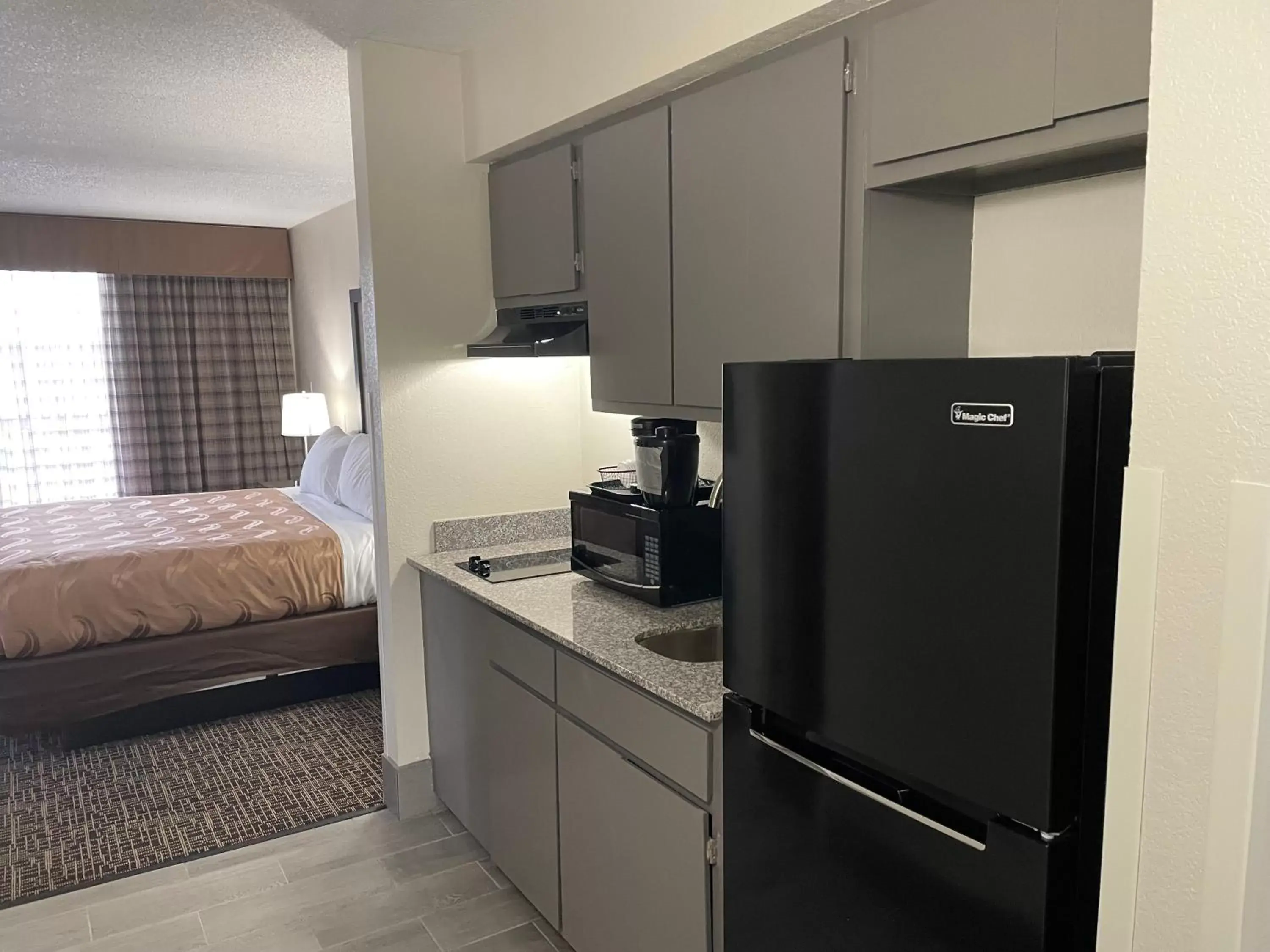 Kitchen or kitchenette, Kitchen/Kitchenette in Quality Inn & Suites Spring Lake - Fayetteville Near Fort Liberty