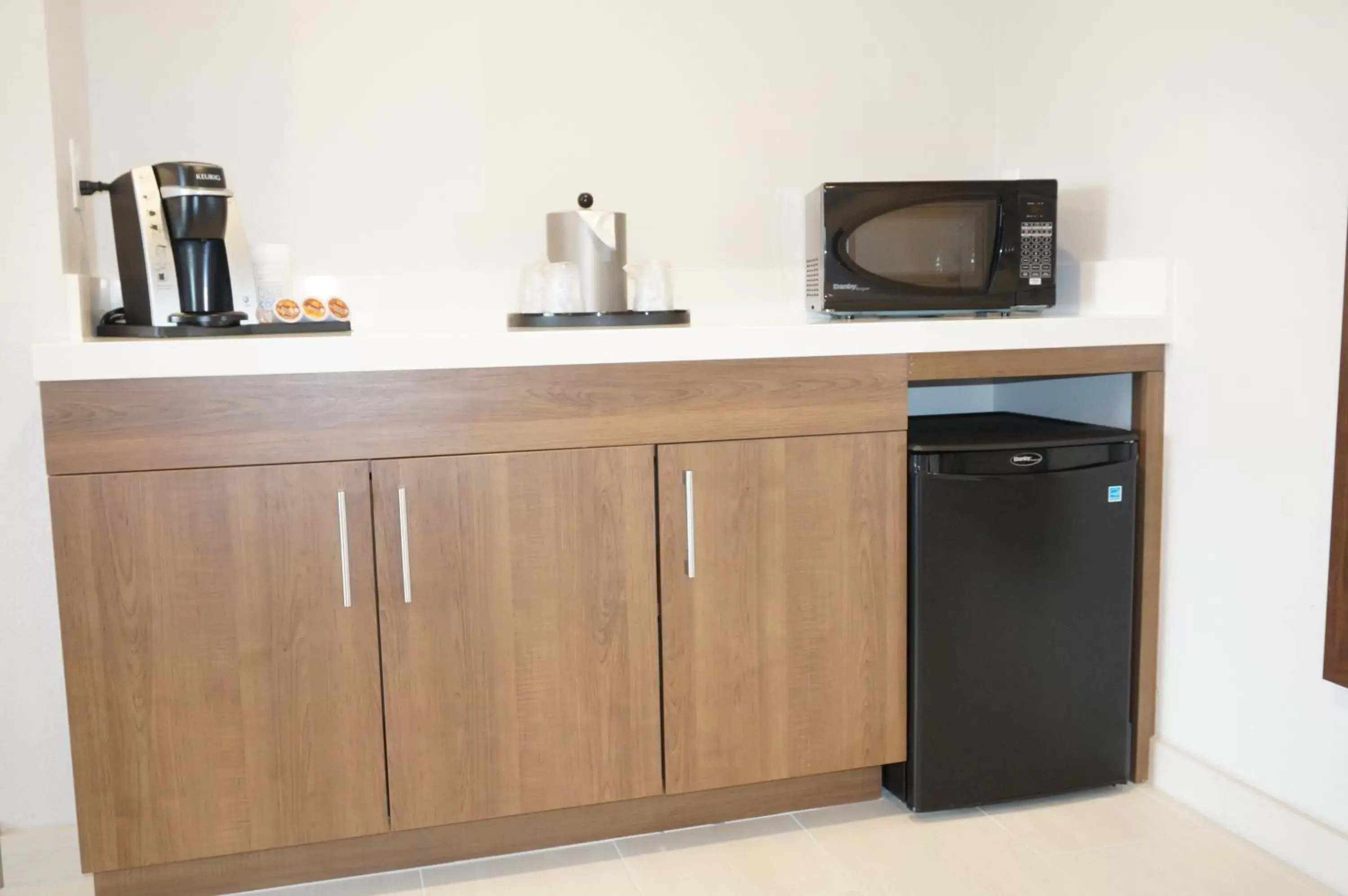 Coffee/tea facilities, Kitchen/Kitchenette in Holiday Inn Express Fremont - Milpitas Central, an IHG Hotel